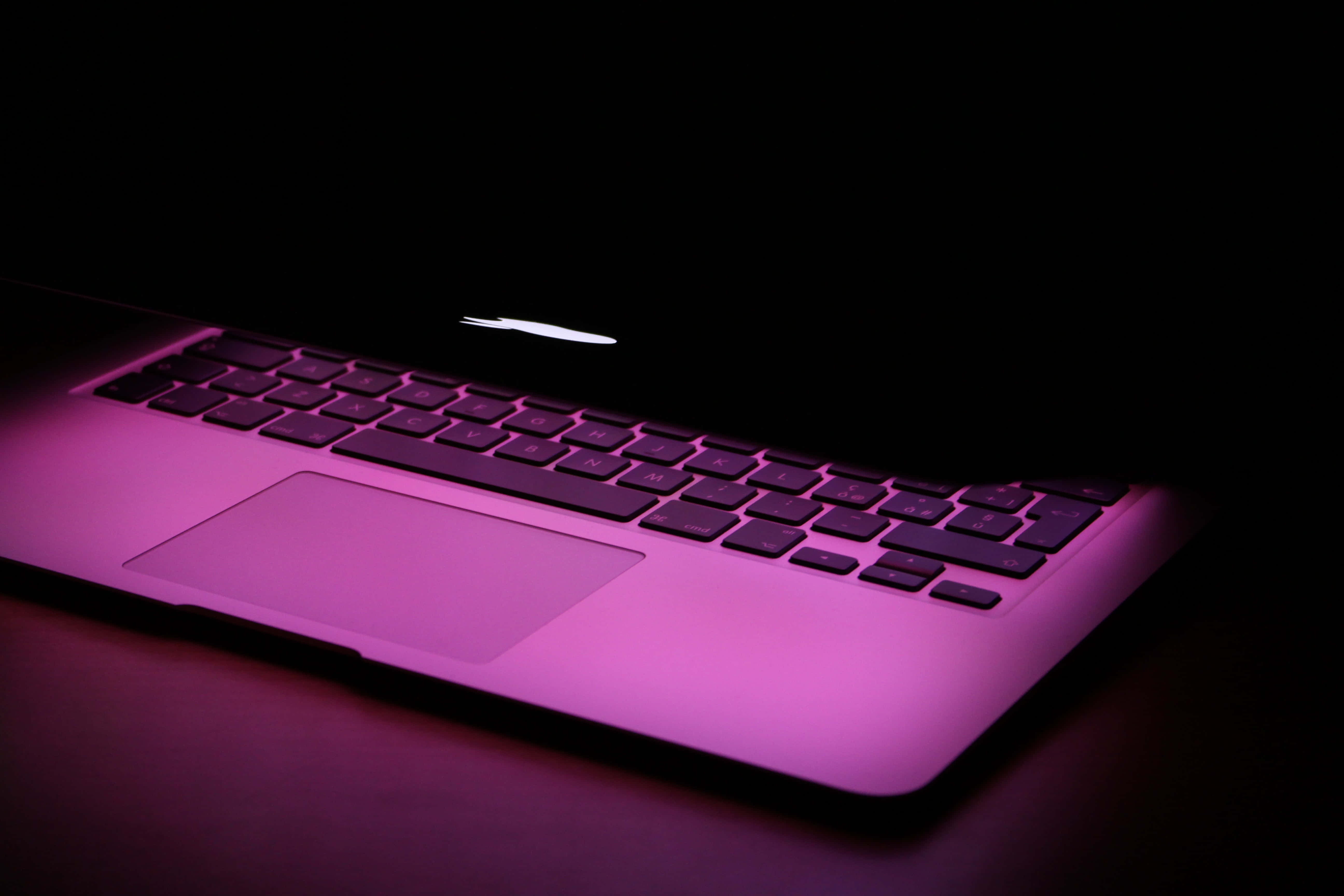 Минималистичен дизайн с лаптоп Macbook Тапет