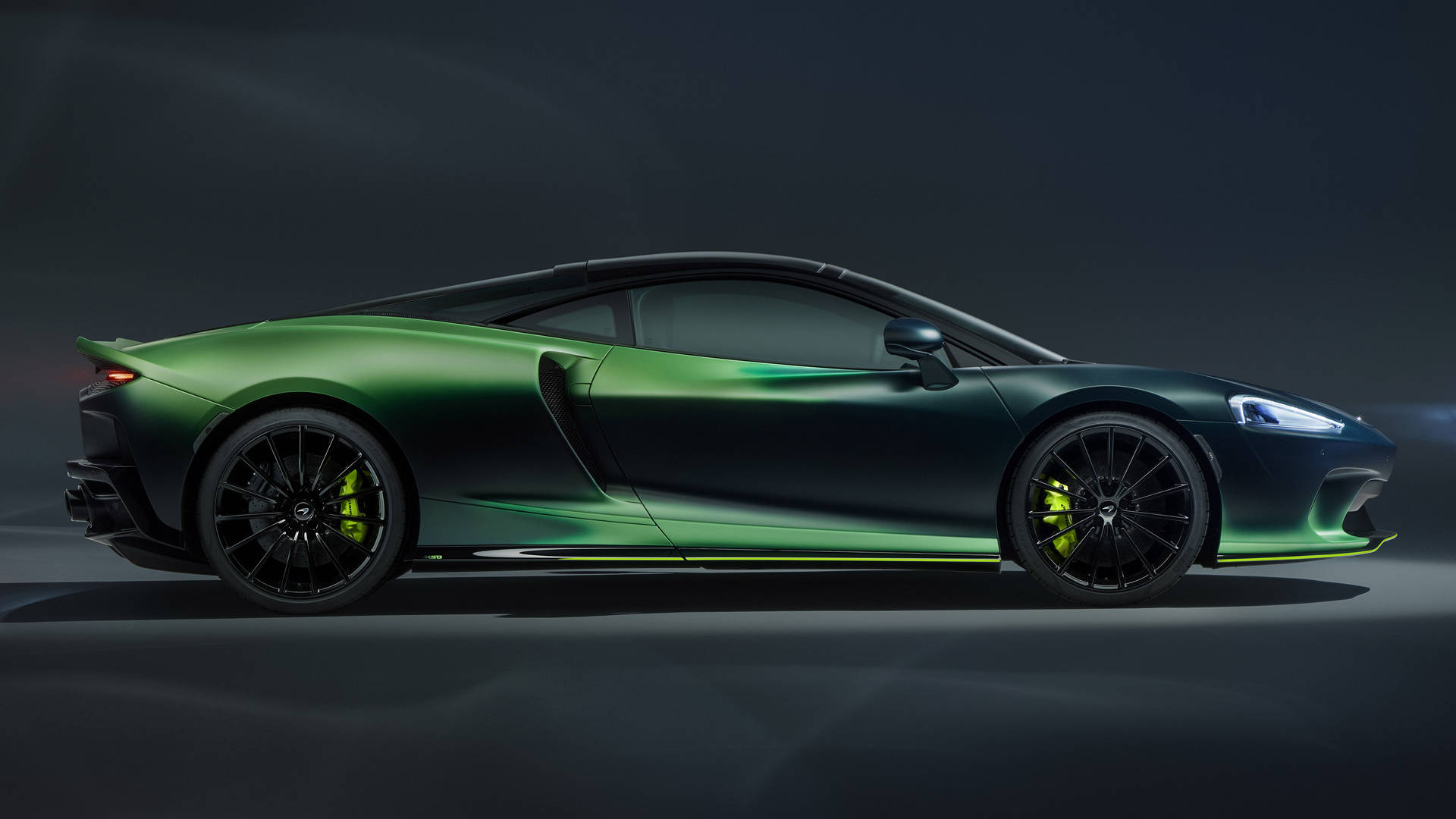 Мистериозна елегантност на тъмна тема McLaren GT Verdant кола Тапет