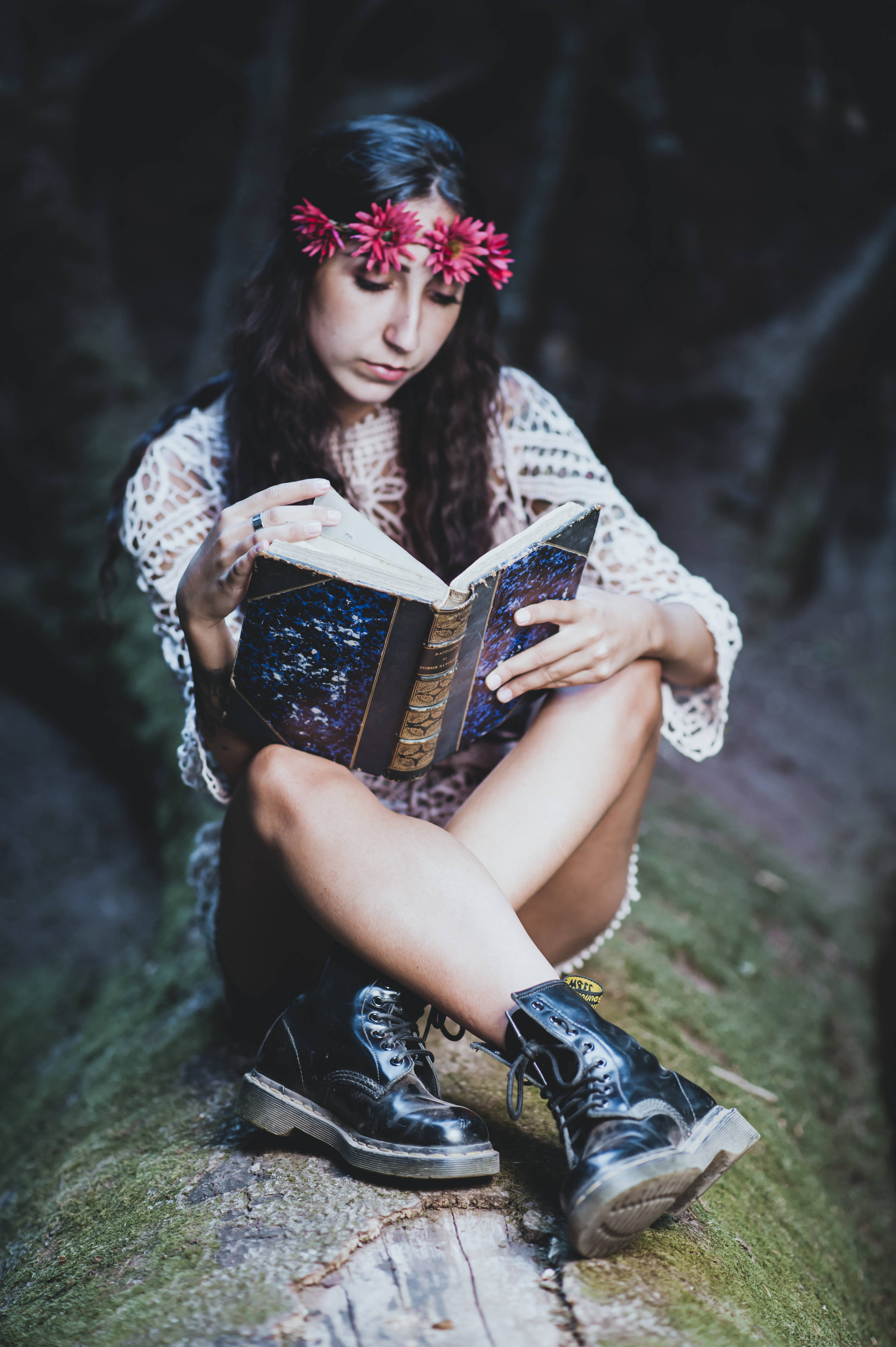 Момиче и книга естетика Тапет