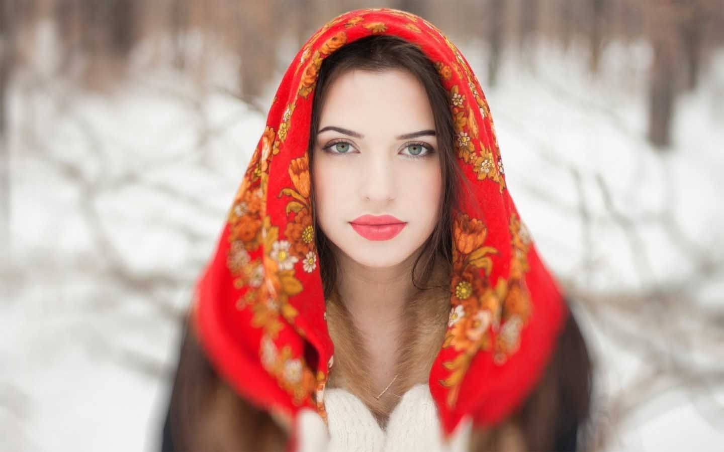 Момиче с хиджаб в снега Тапет