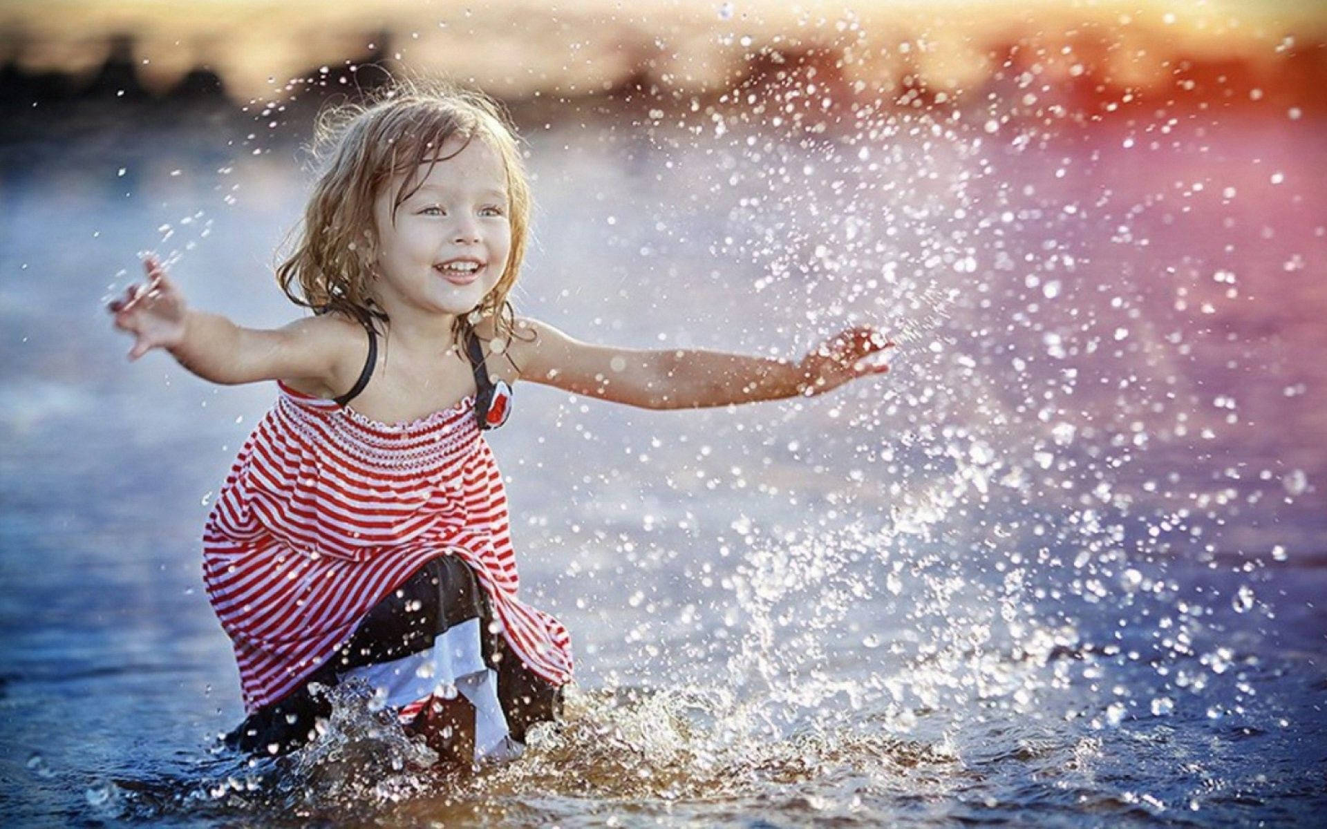 Момиченце играе с вода Тапет