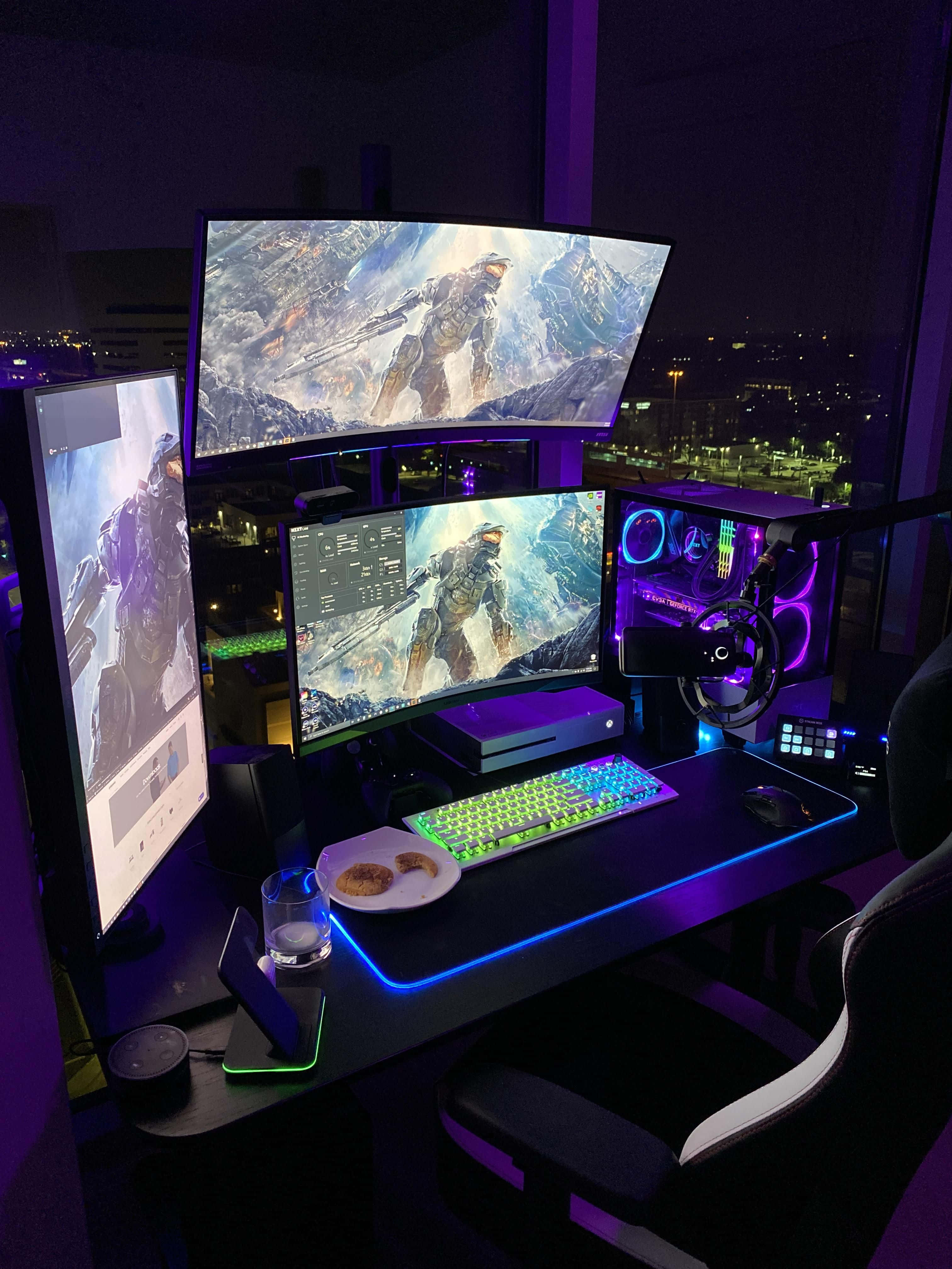 Мощна гейминг PC настройка с графическа карта и три монитора. Тапет