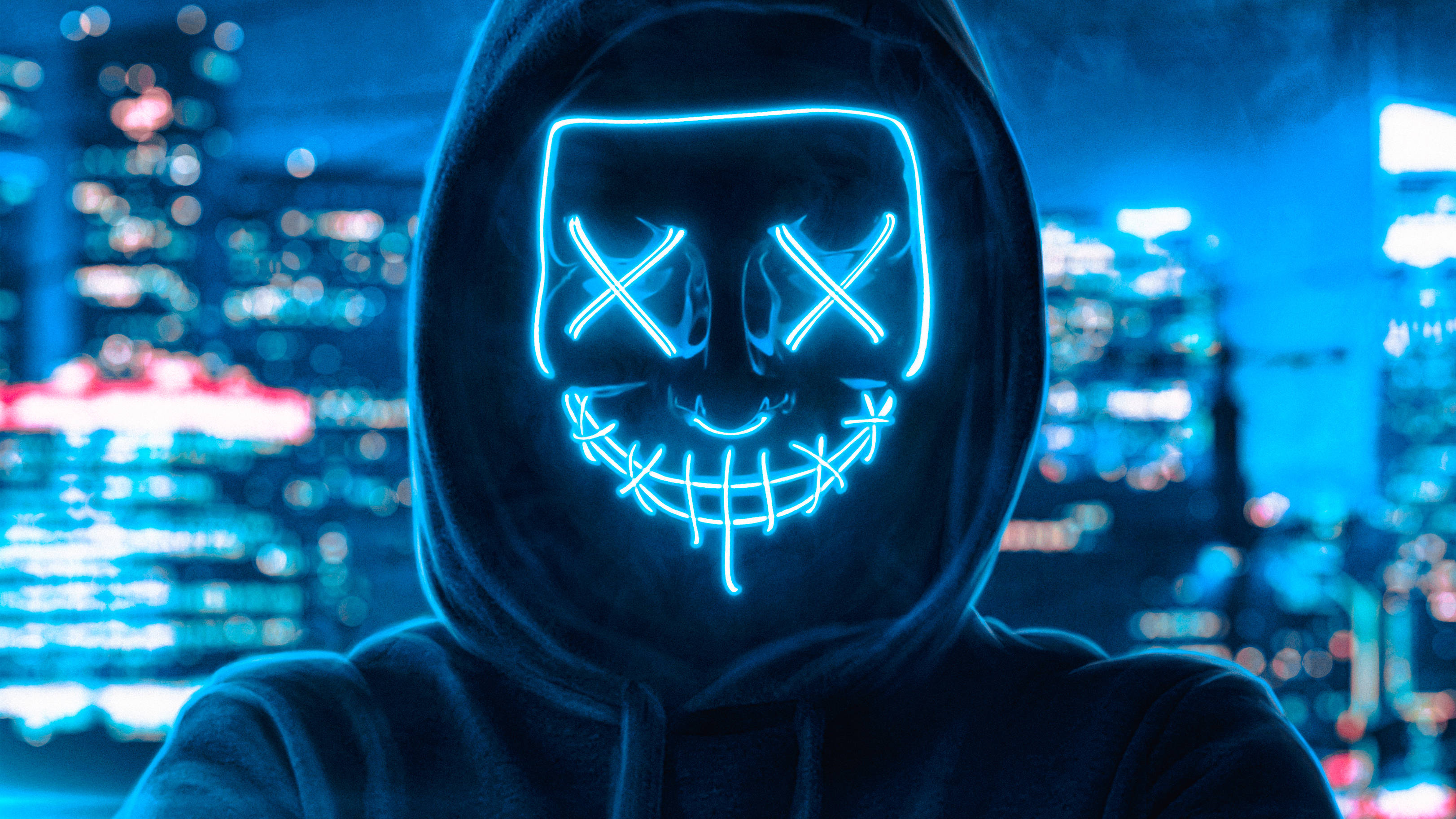 Мъж в неонова синя светлина с маска Purge Тапет