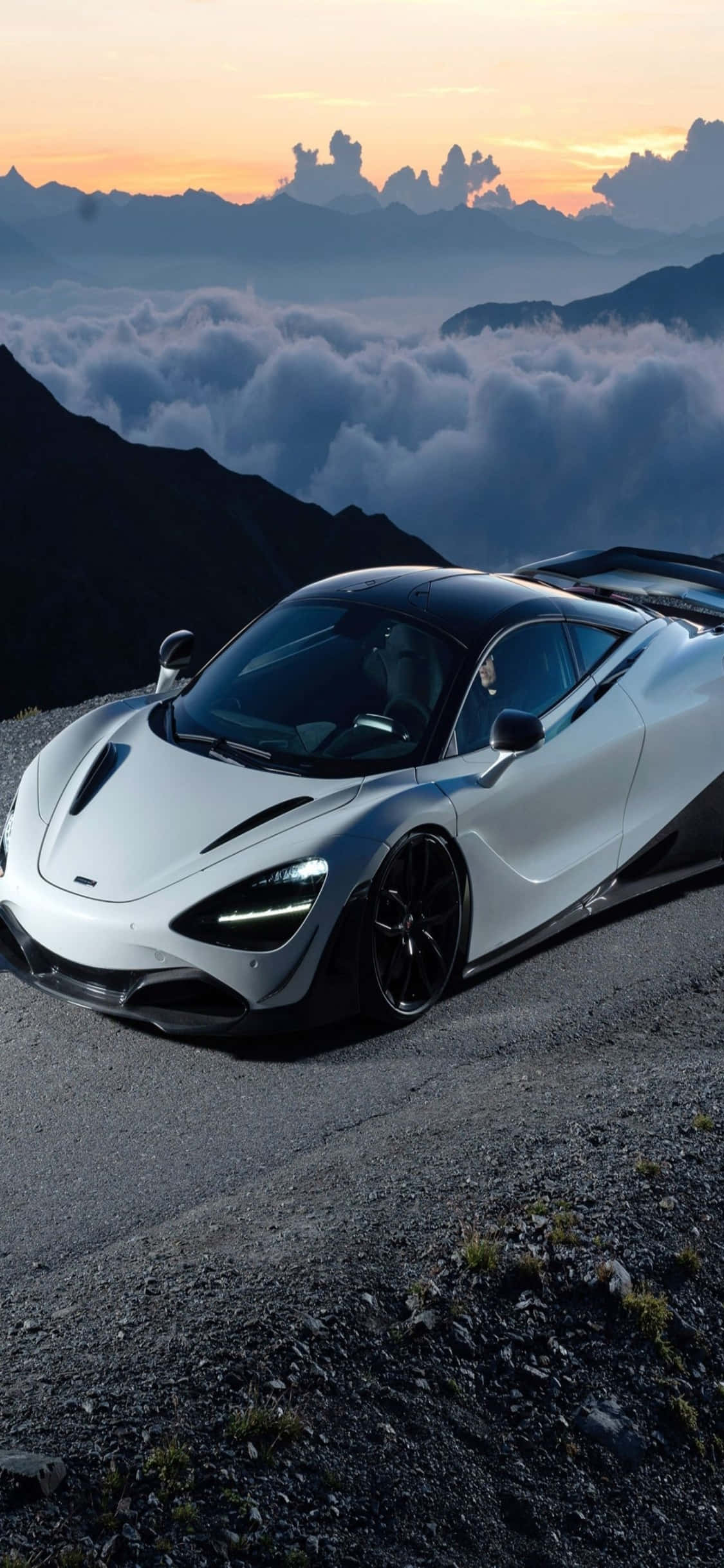 Найбързата комбинация на технологии - iPhone Xs и McLaren 720s Тапет