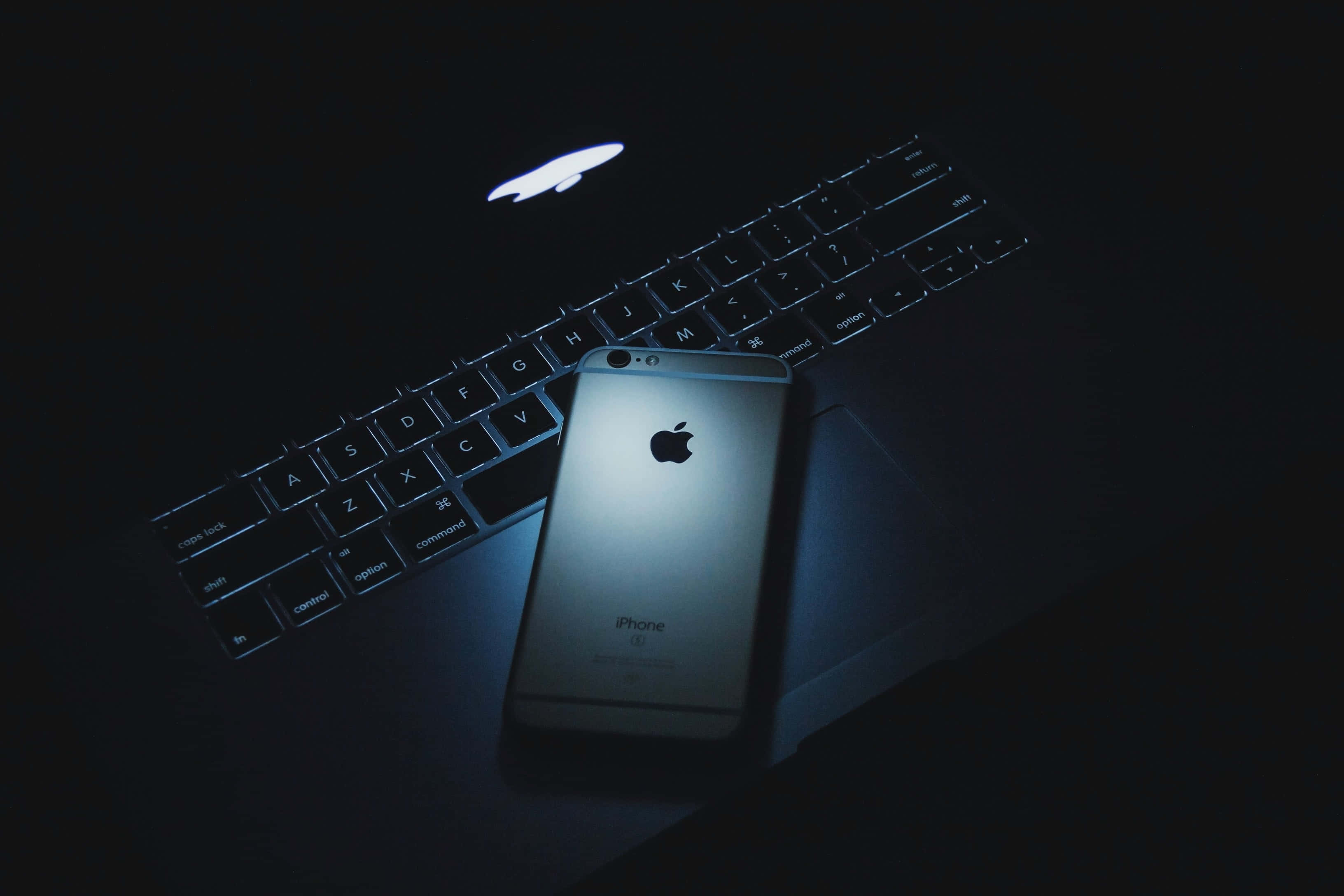 Насладете се на комфортна работа с MacBook Тапет