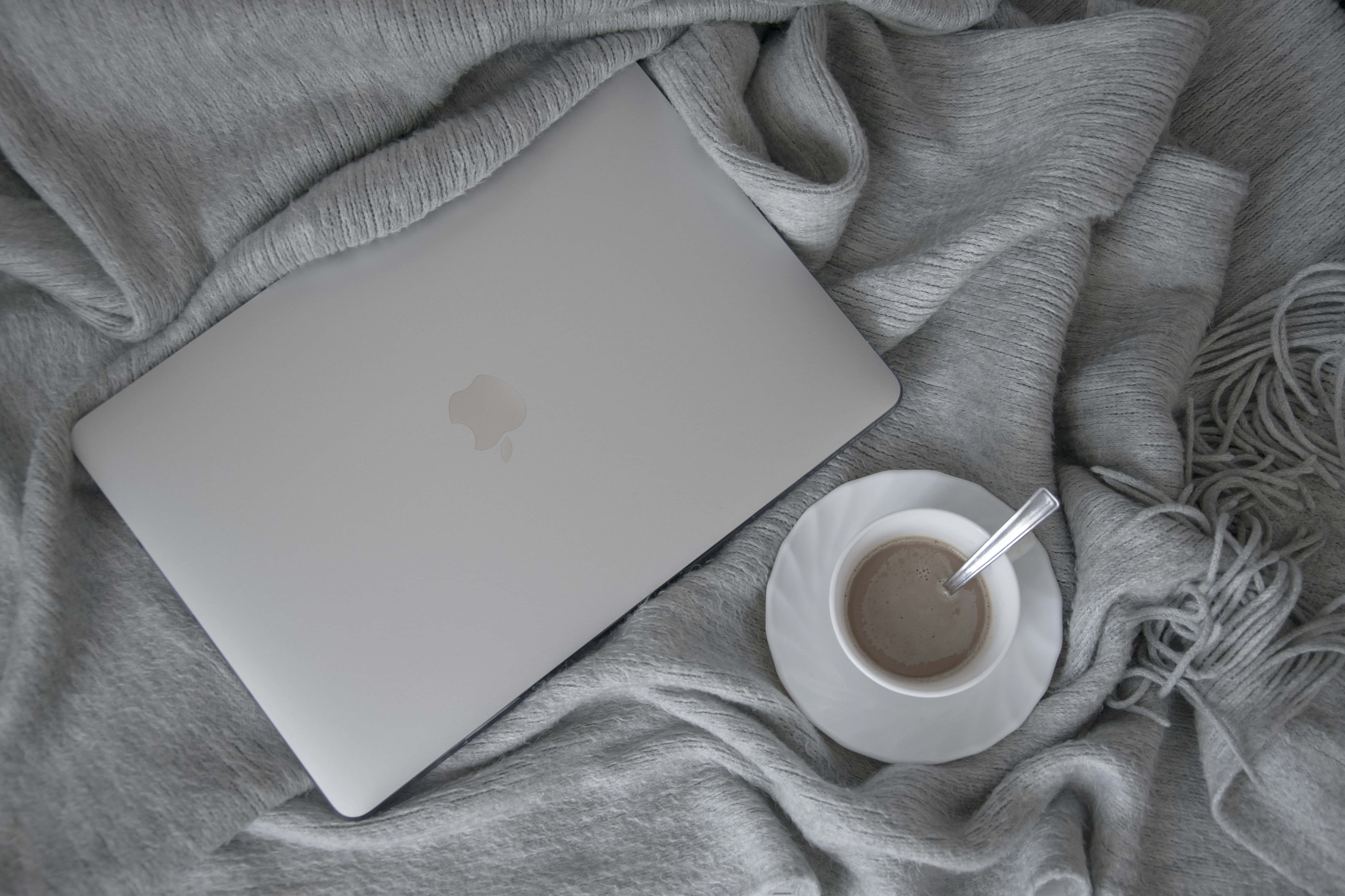 Насладете се на красивия изглед на естетичен Macbook Тапет