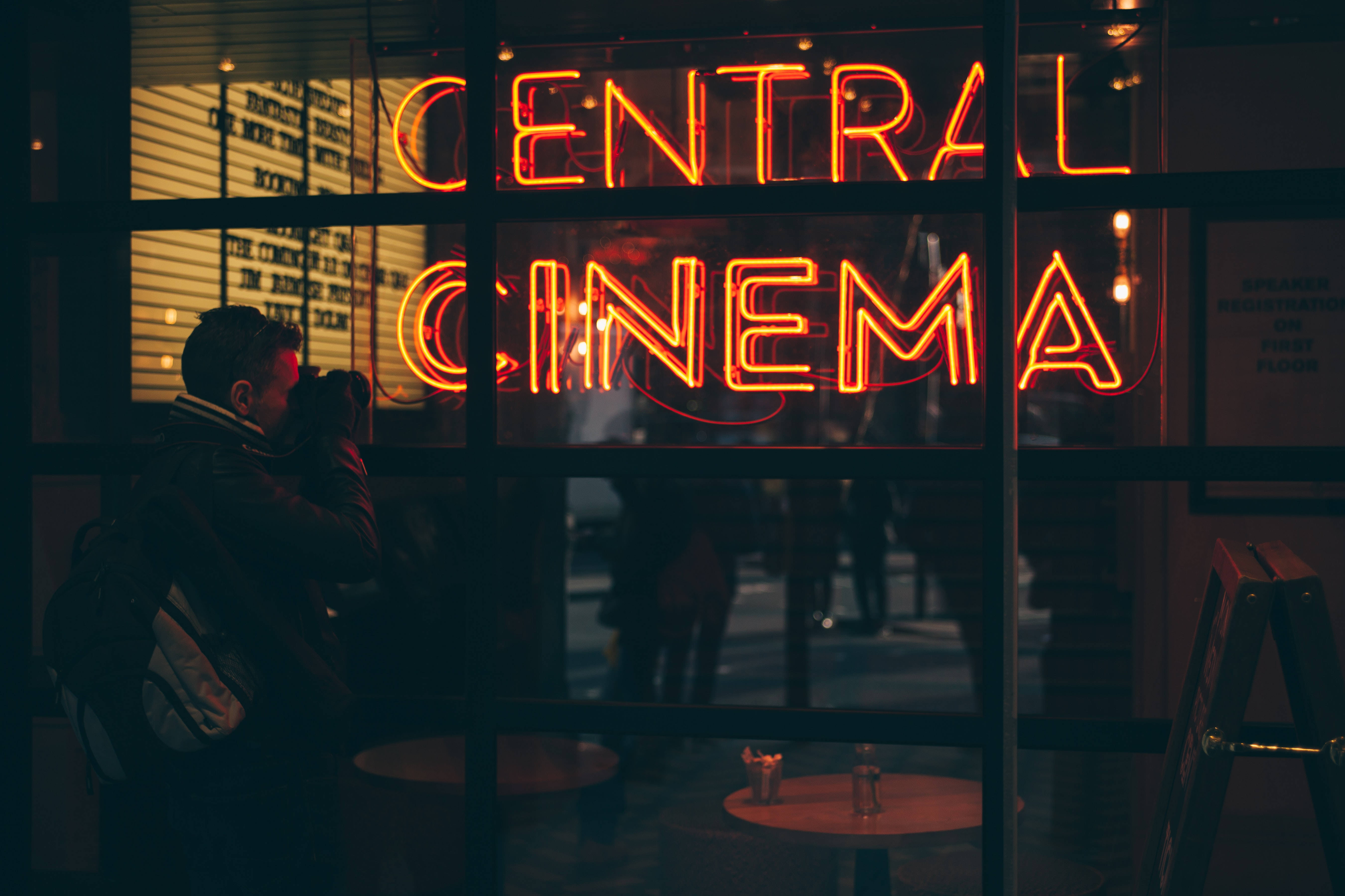 Неонов знак на Central Cinema Тапет