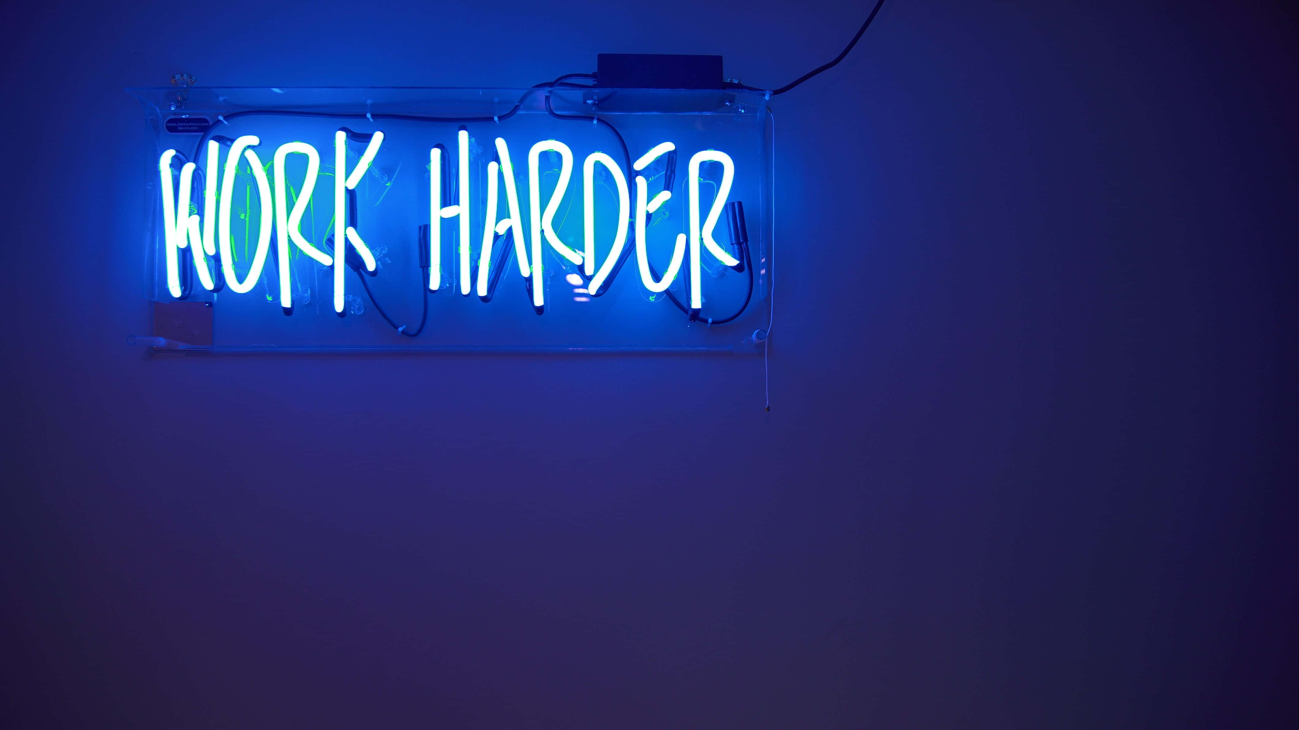 Неонова синя снимка Work Harder Тапет