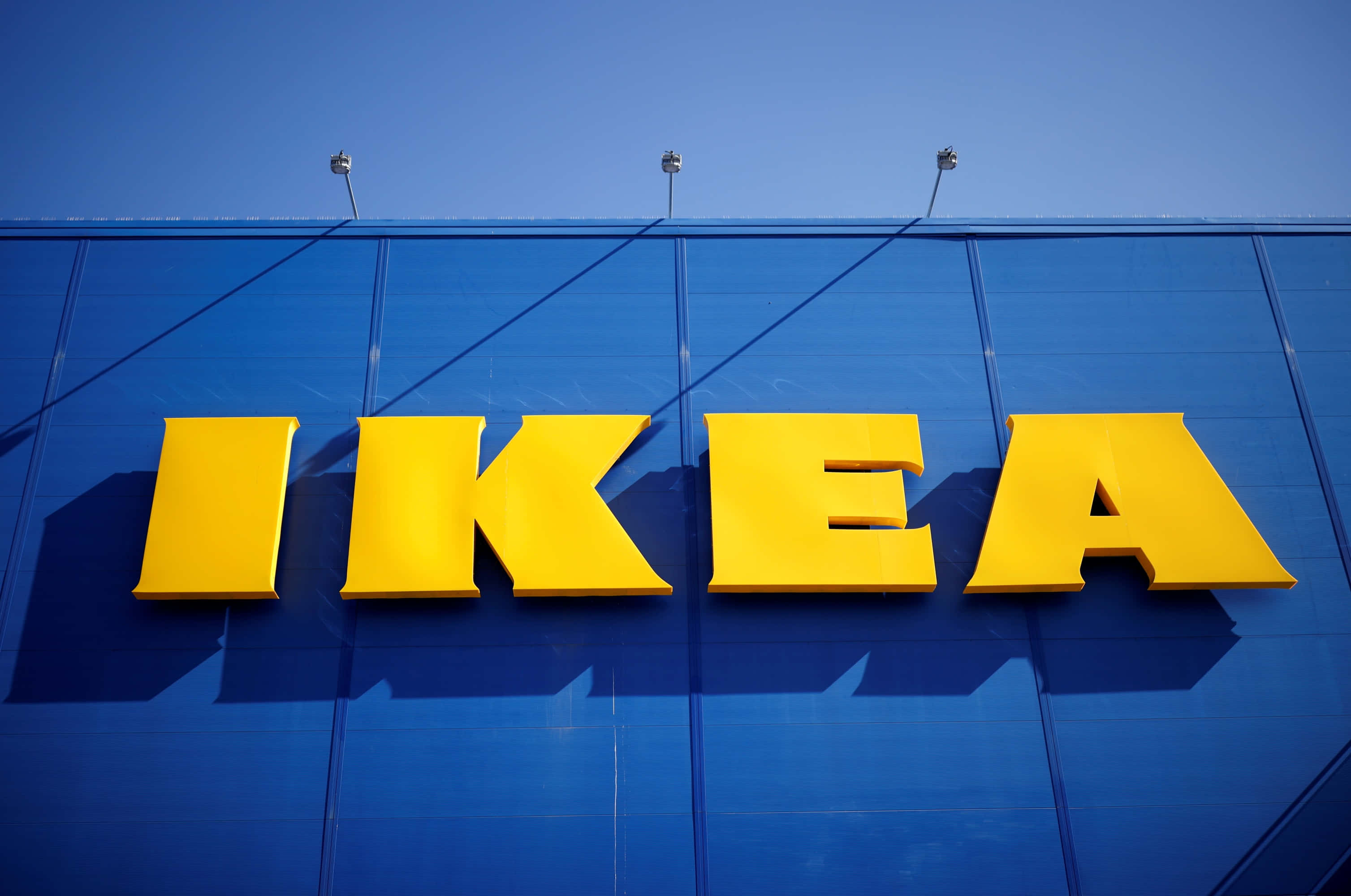 Новото лого на IKEA е на син сграда Тапет
