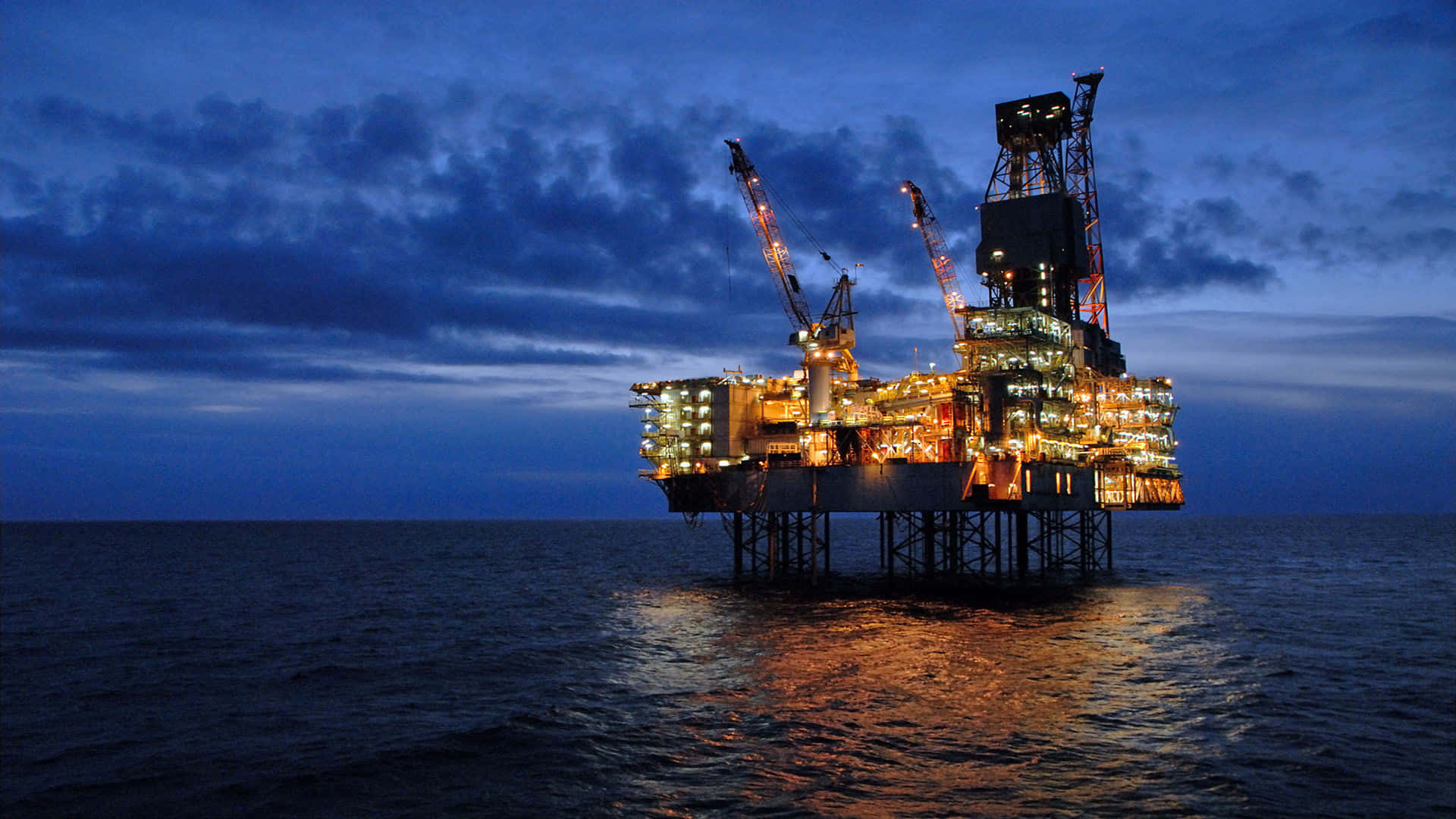Норвегия свива годината големи стартове нефтена платформа — Тъмно синьо Тапет