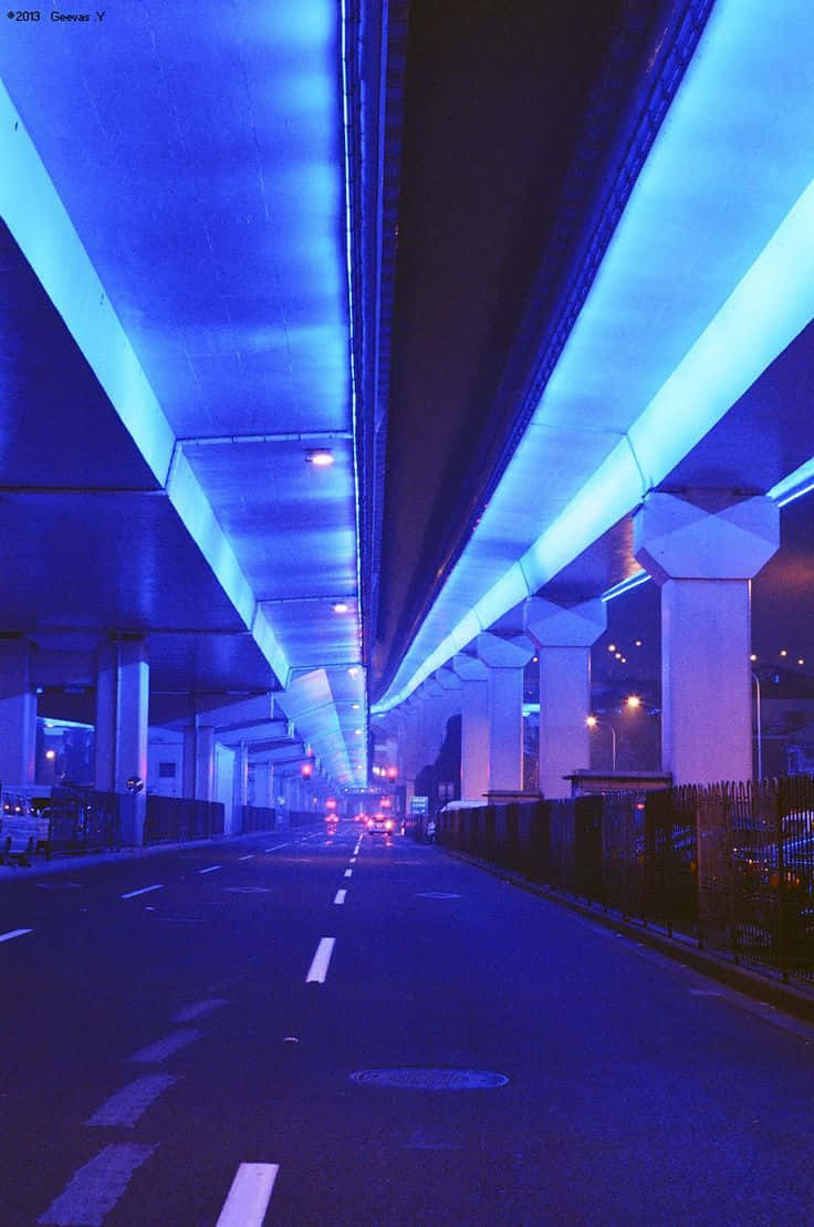 Осветете нощта с ярка неонова синя естетика Тапет