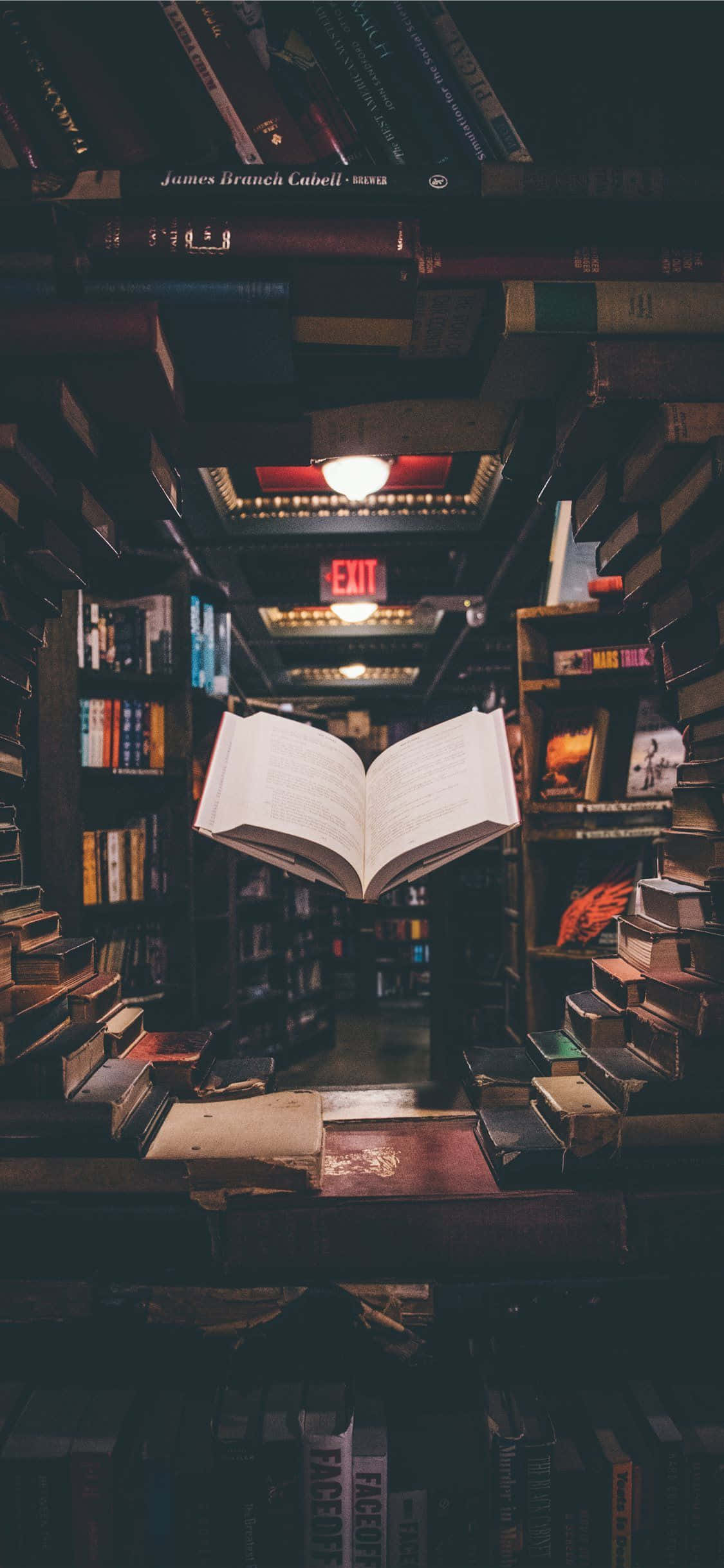 отворена книга на рафт в книжарница Тапет