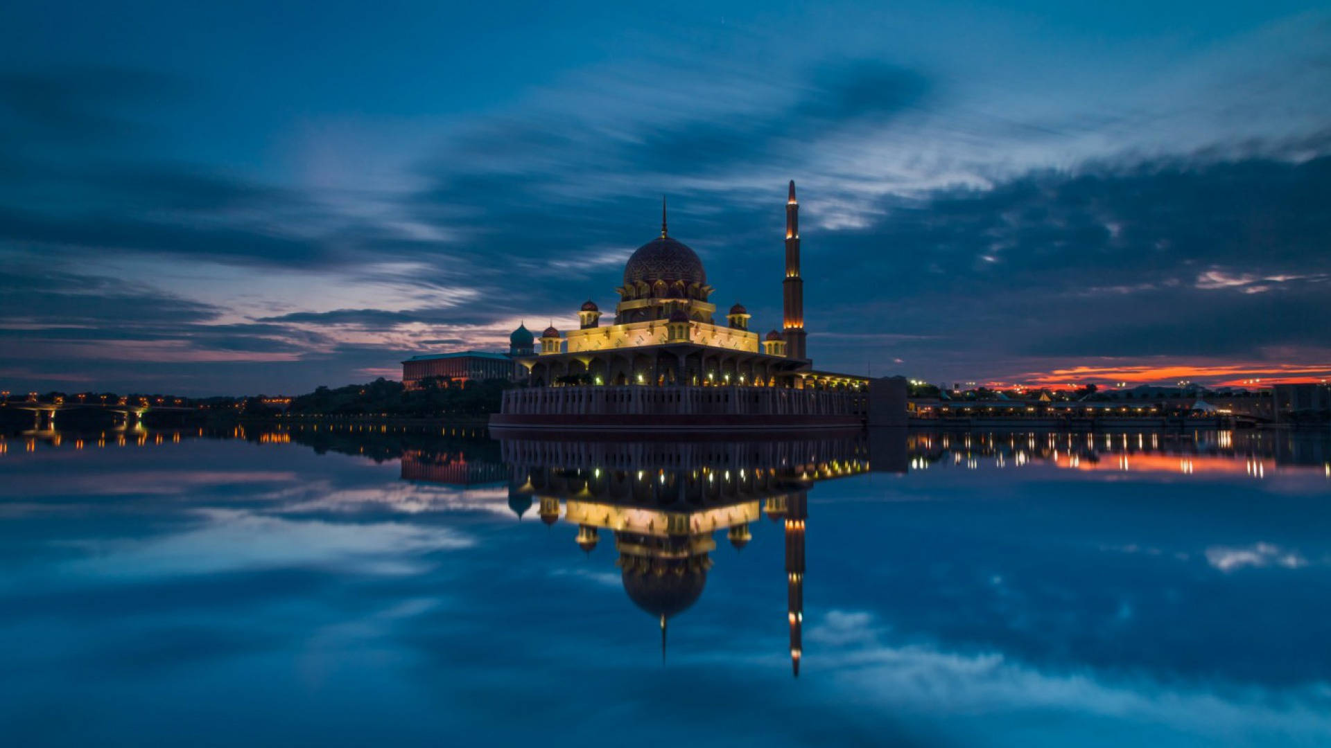 Отражение на водата в Джакарта Тапет