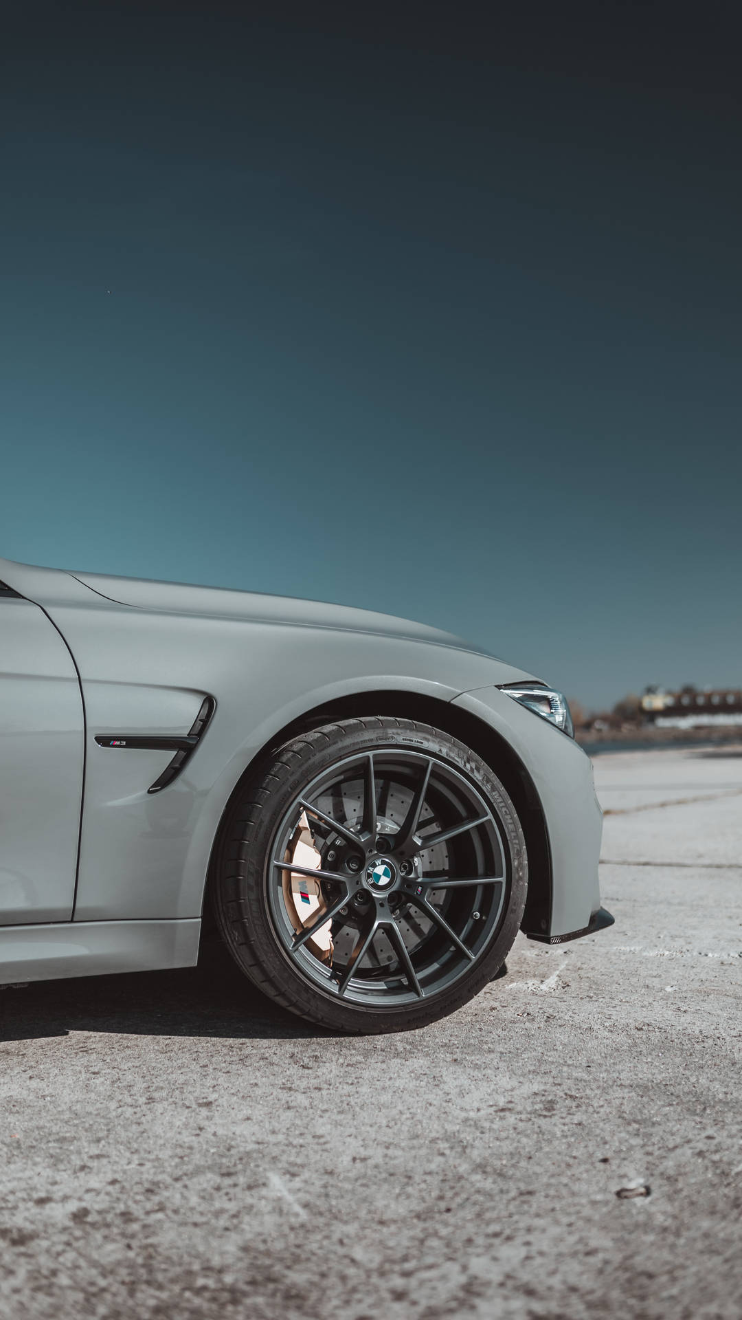 Страничен изглед на тапет на колело на сив BMW с лого