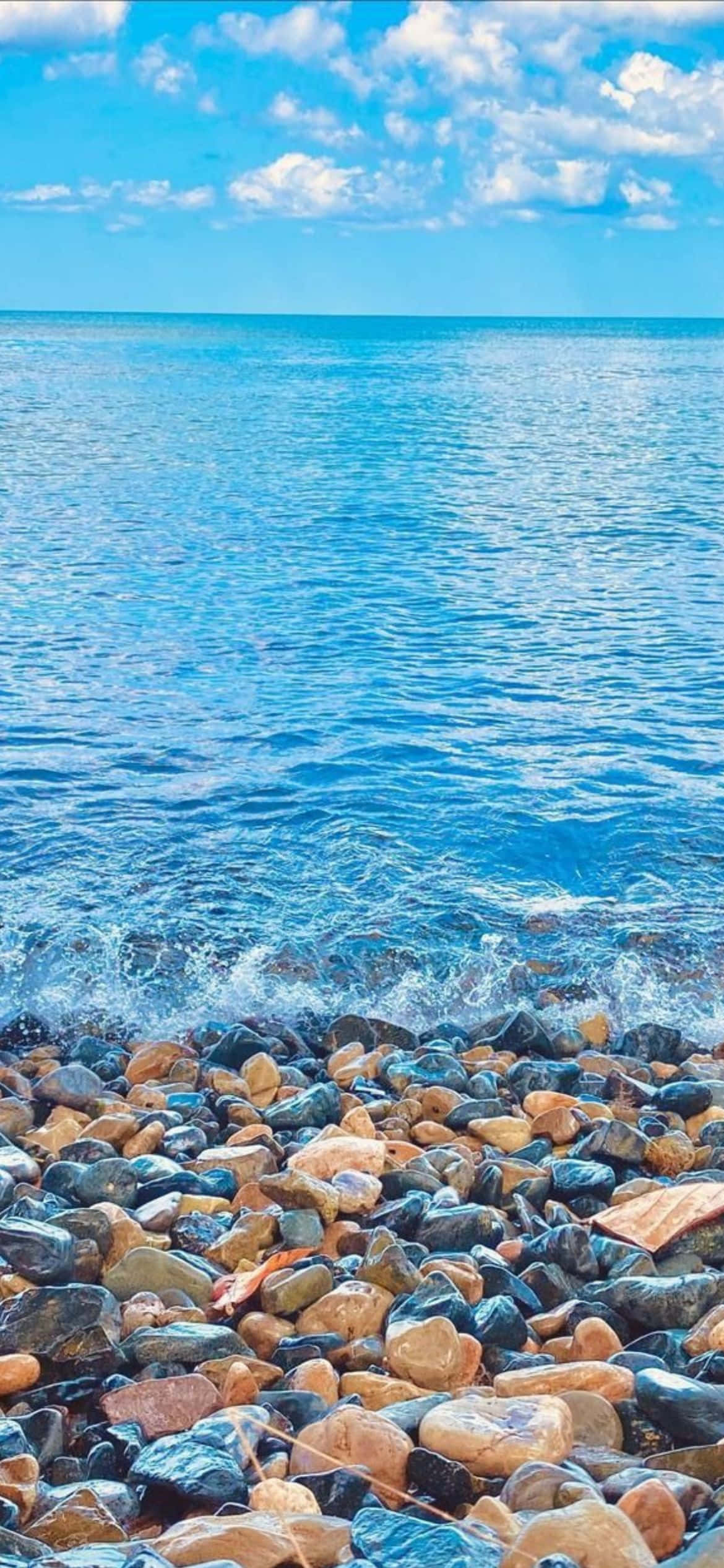 плаж със скали и вода Тапет