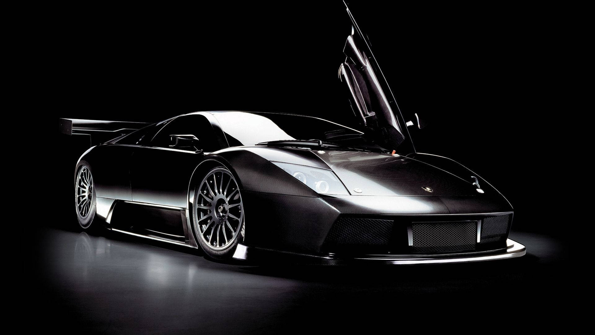 Зашеметяващ автомобилен тапет на черен Lamborghini с отварящи се нагоре врати.