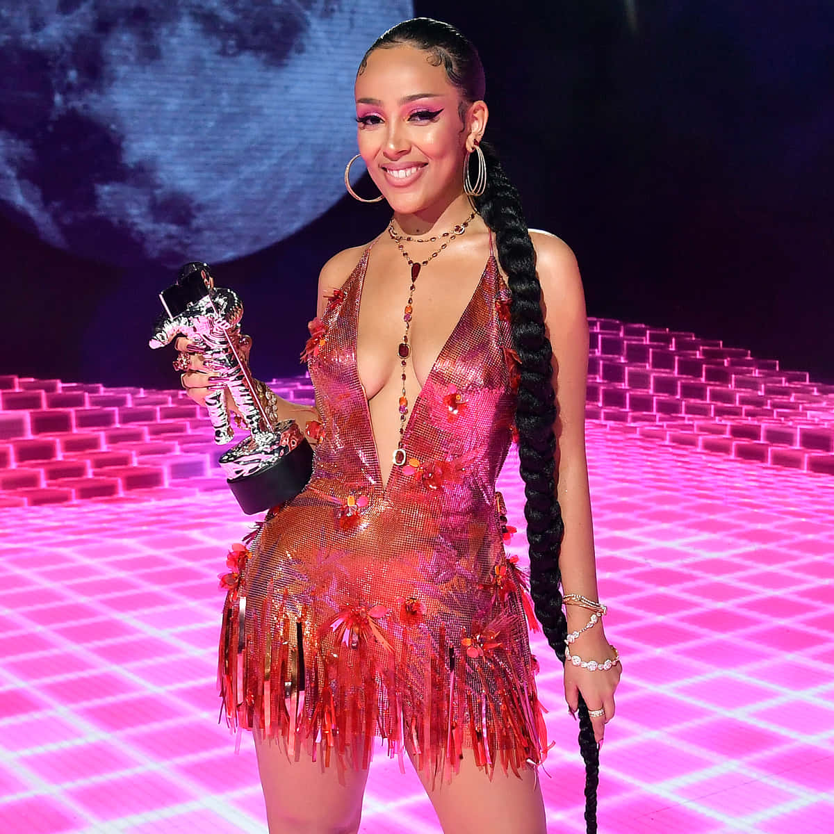 Поп сензацията Doja Cat изпълнява Тапет