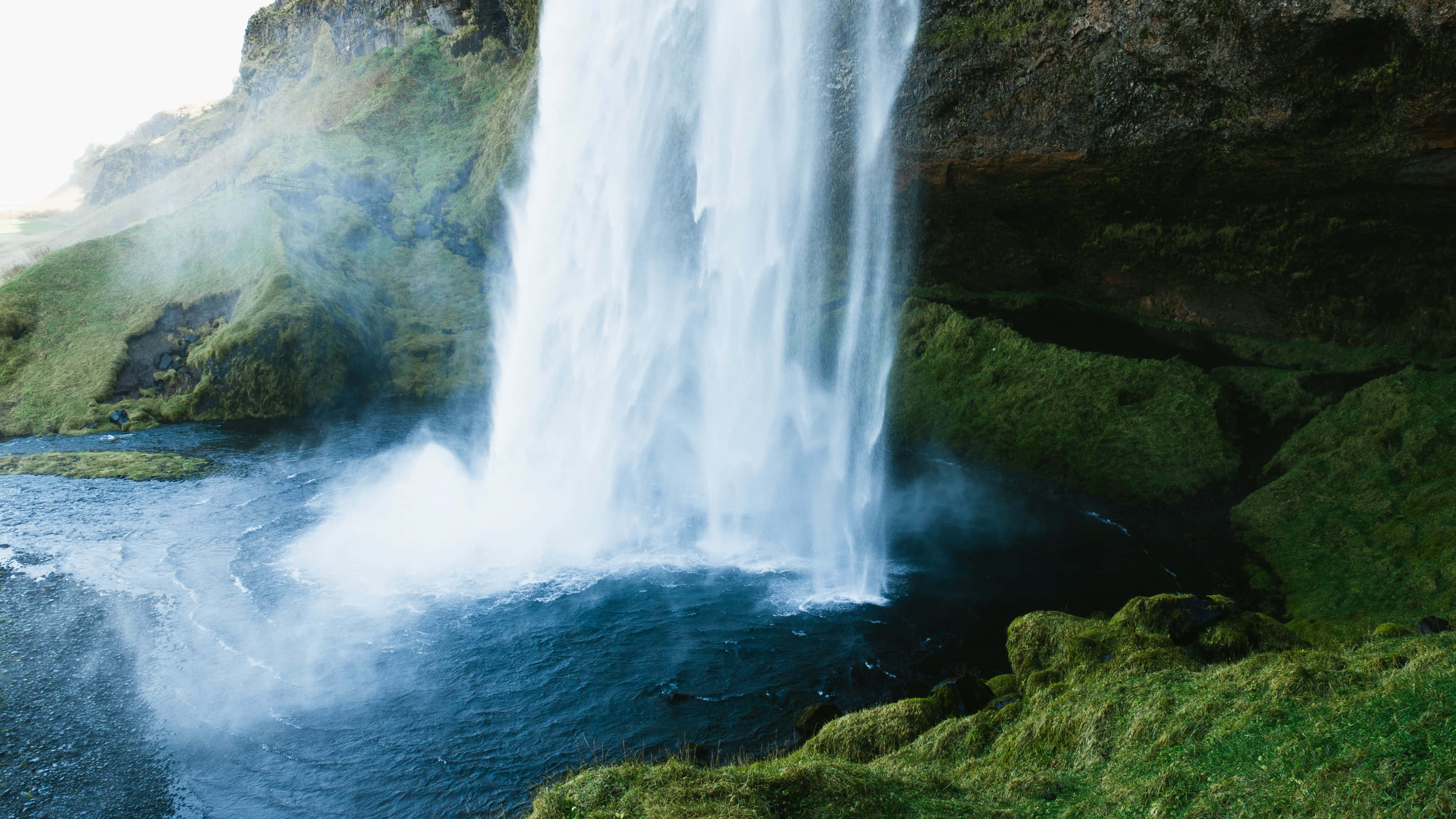 Потопи се във величествения водопад Тапет