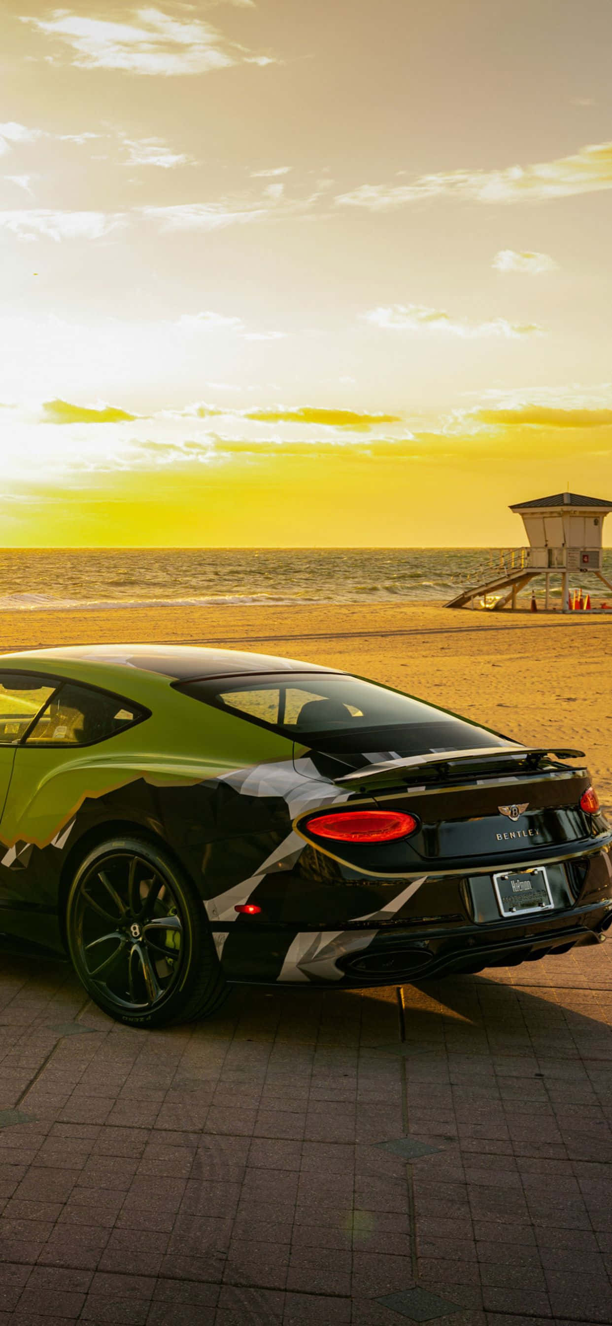 Приемете лукс с Apple iPhone Xs Max и Bentley. Тапет