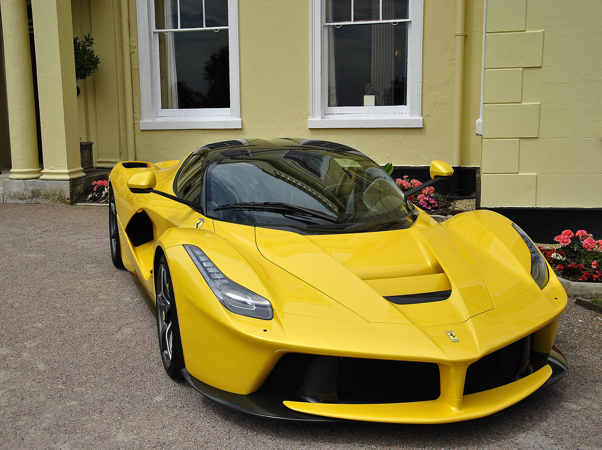 Паркиран жълт суперавтомобил LaFerrari, тапет.