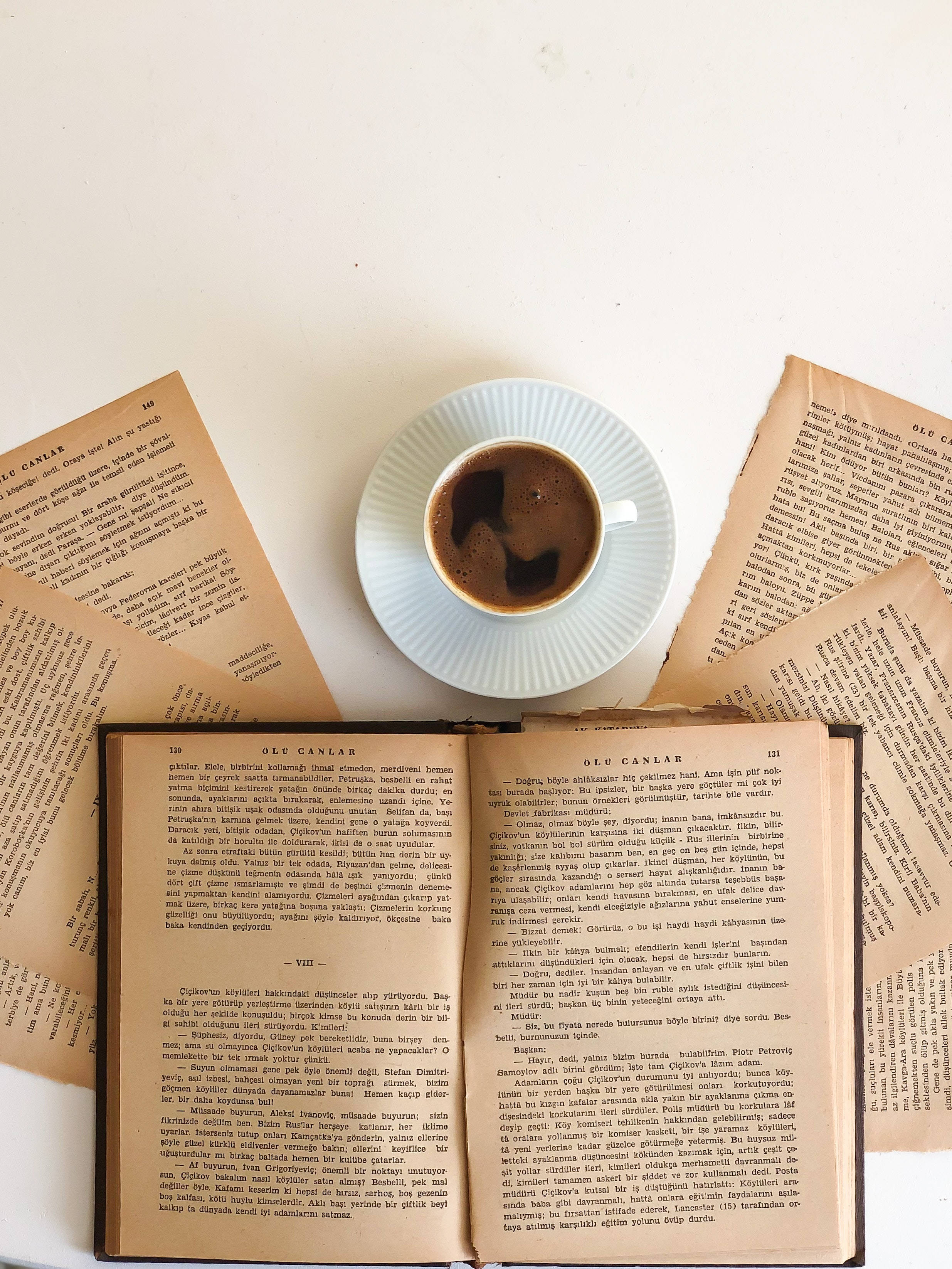 Препи естетика кафе с книжни страници Тапет