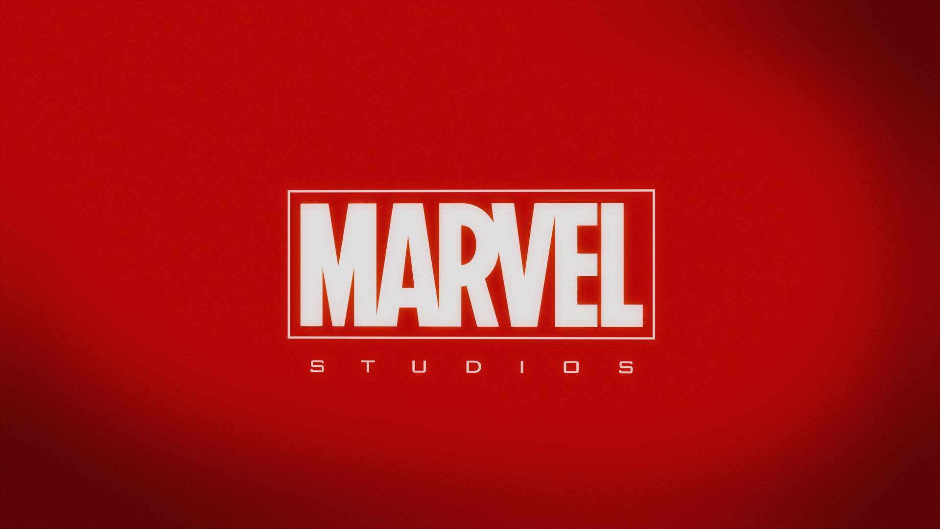 Marvel Studios заглавие и цвят на чисто червен фон.