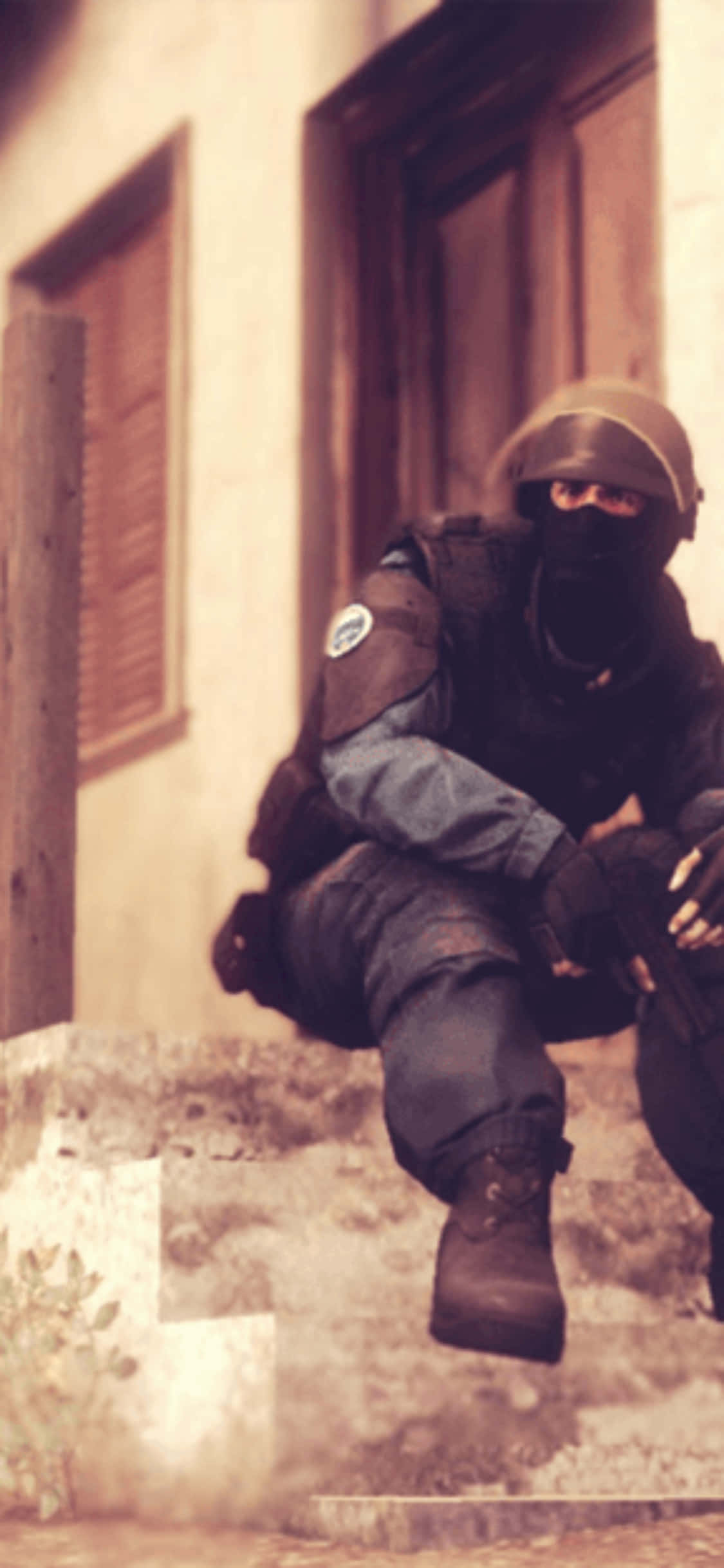 Професионален геймер се състезава в Counter-Strike: Global Offensive на iPhone XS Тапет