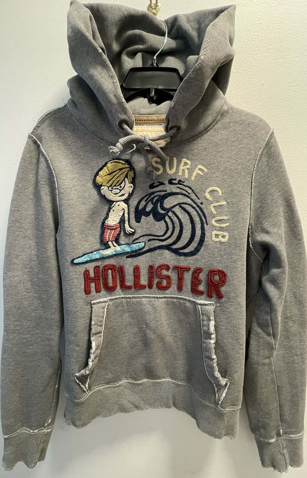 Освети зимния си гардероб с акцентни парчета от Hollister Тапет