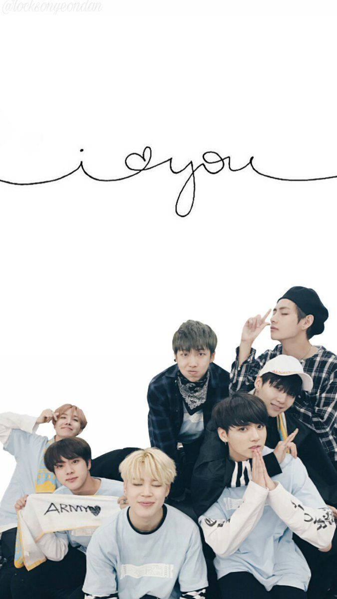 Членове на момчешката група BTS – V, Jungkook, Jimin, Suga, Jin, RM и J-Hope – в бели ежедневни дрехи с минималистичен фон.