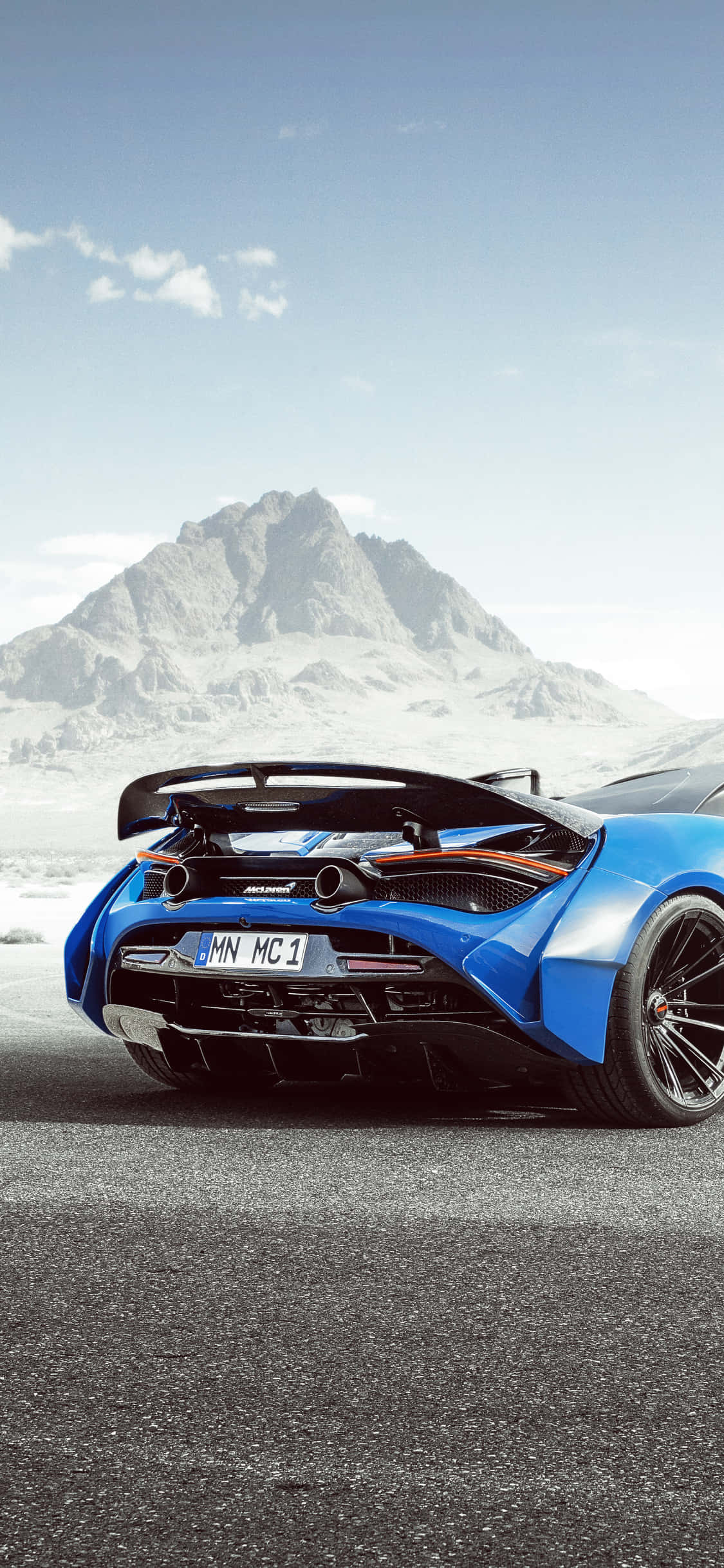 Рендерирано изображение на луксозния iPhone Xs и McLaren 720s в една рамка Тапет