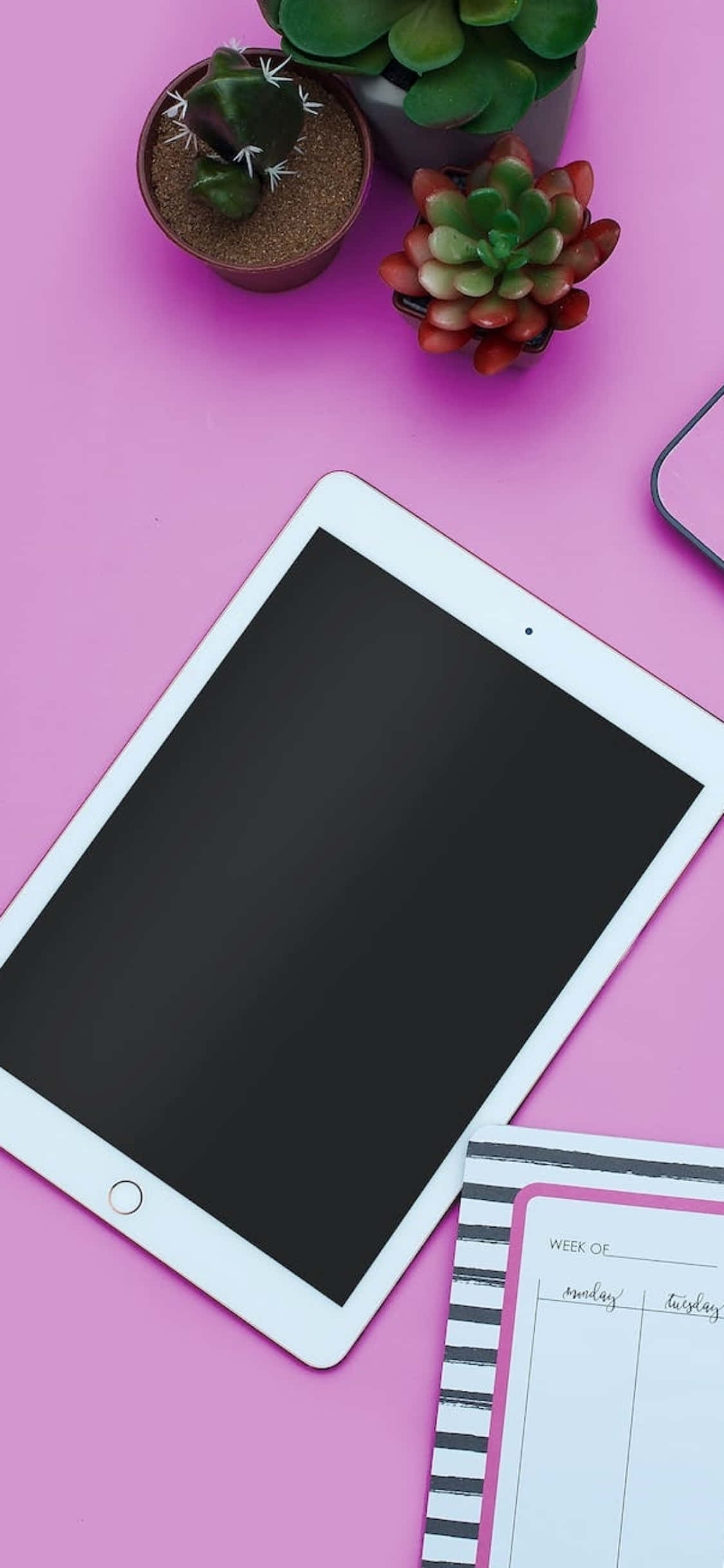 Розово бюро с iPad като фон за iPhone X Тапет