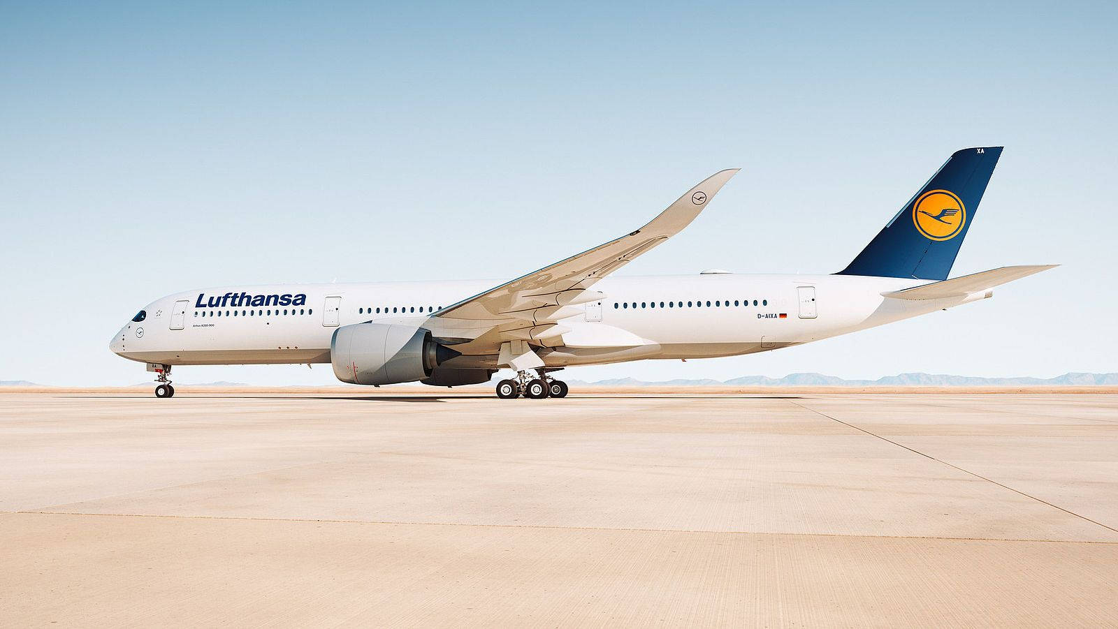 Самолет на Deutsche Lufthansa под палещото слънце Тапет