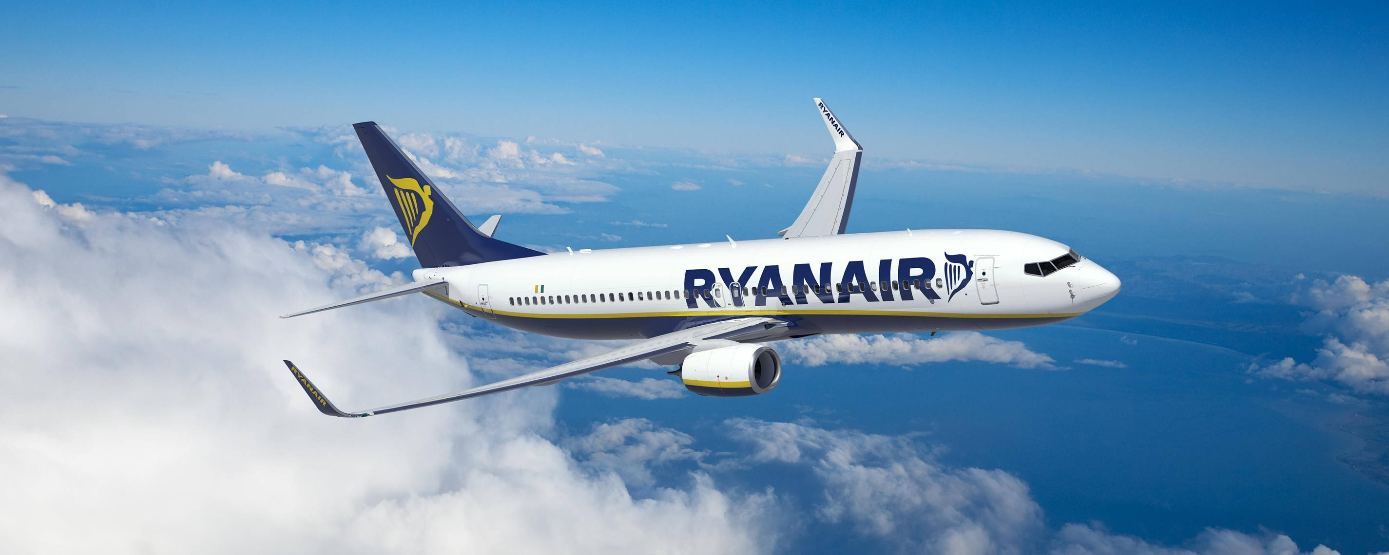 Самолет на Ryanair в небето Тапет
