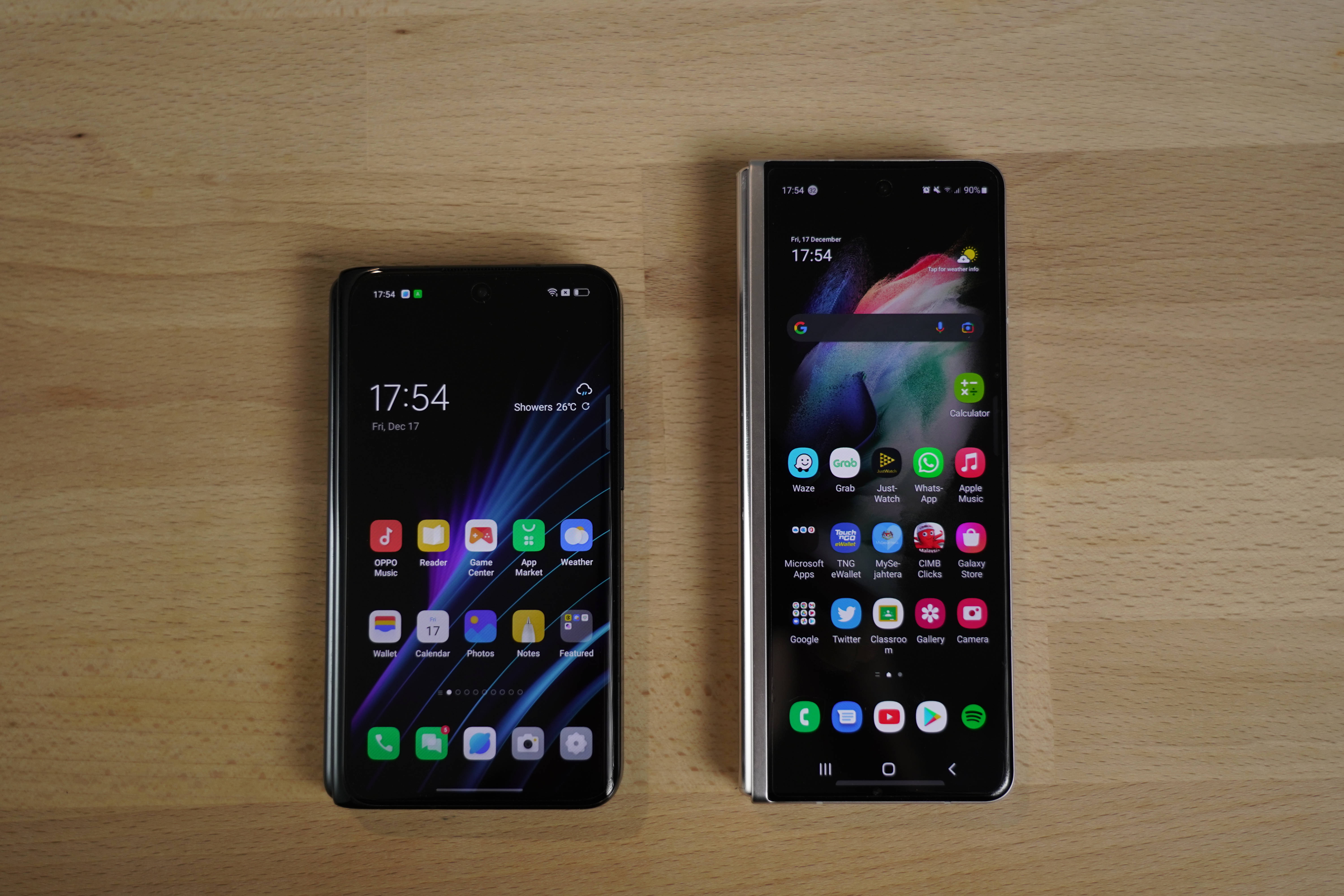 Сгънати Oppo и Samsung смартфони Тапет