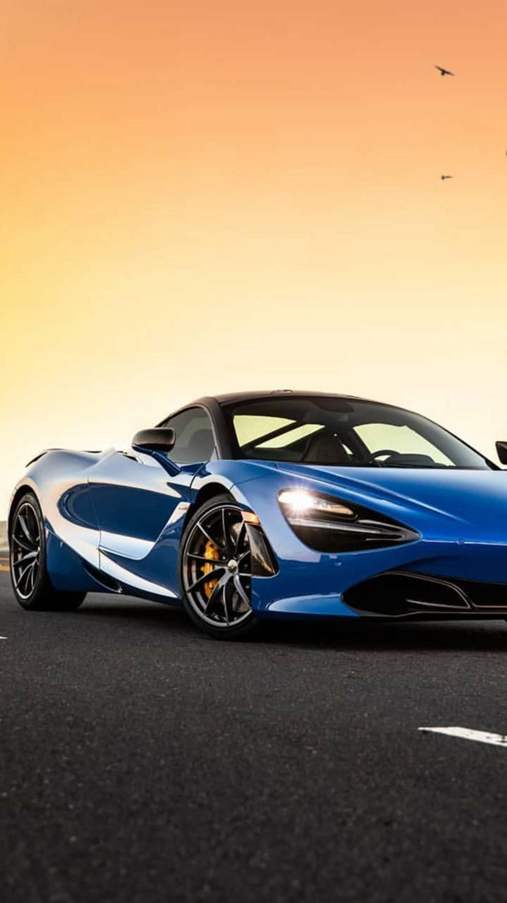 Син McLaren 720S под залез за телефон Тапет