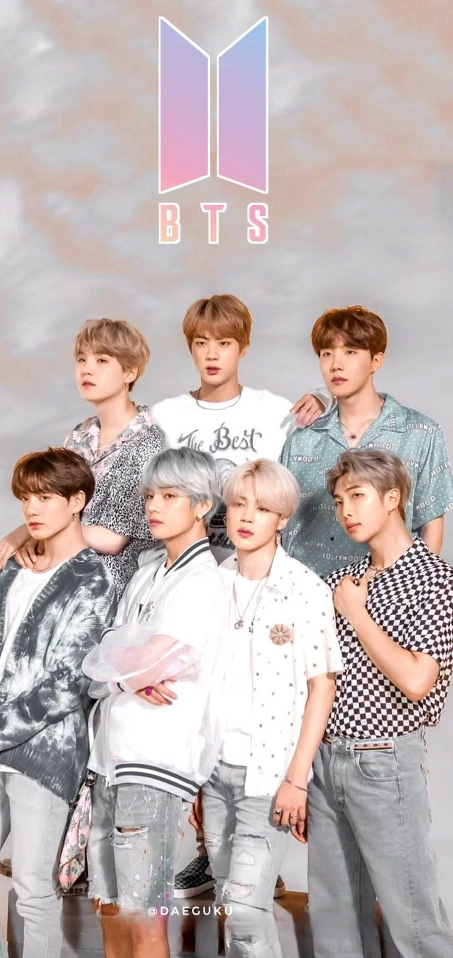 Сладка група BTS, позираща под логото на BTS