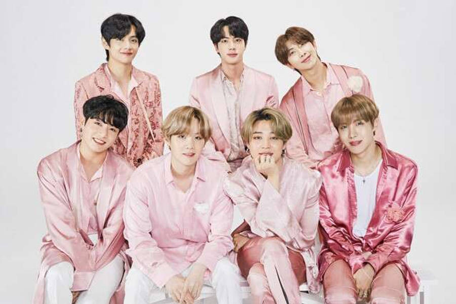 Сладка група BTS в розови копринени костюми Тапет