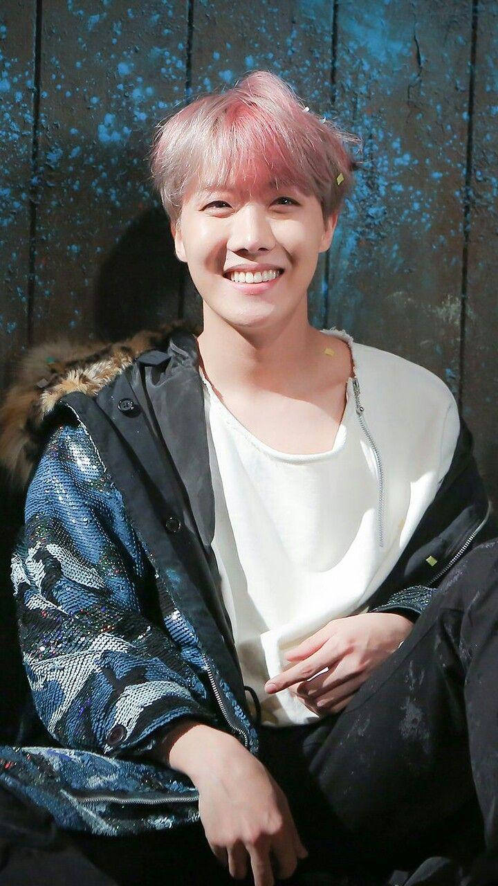 Сладка усмивка на J-Hope от BTS Тапет