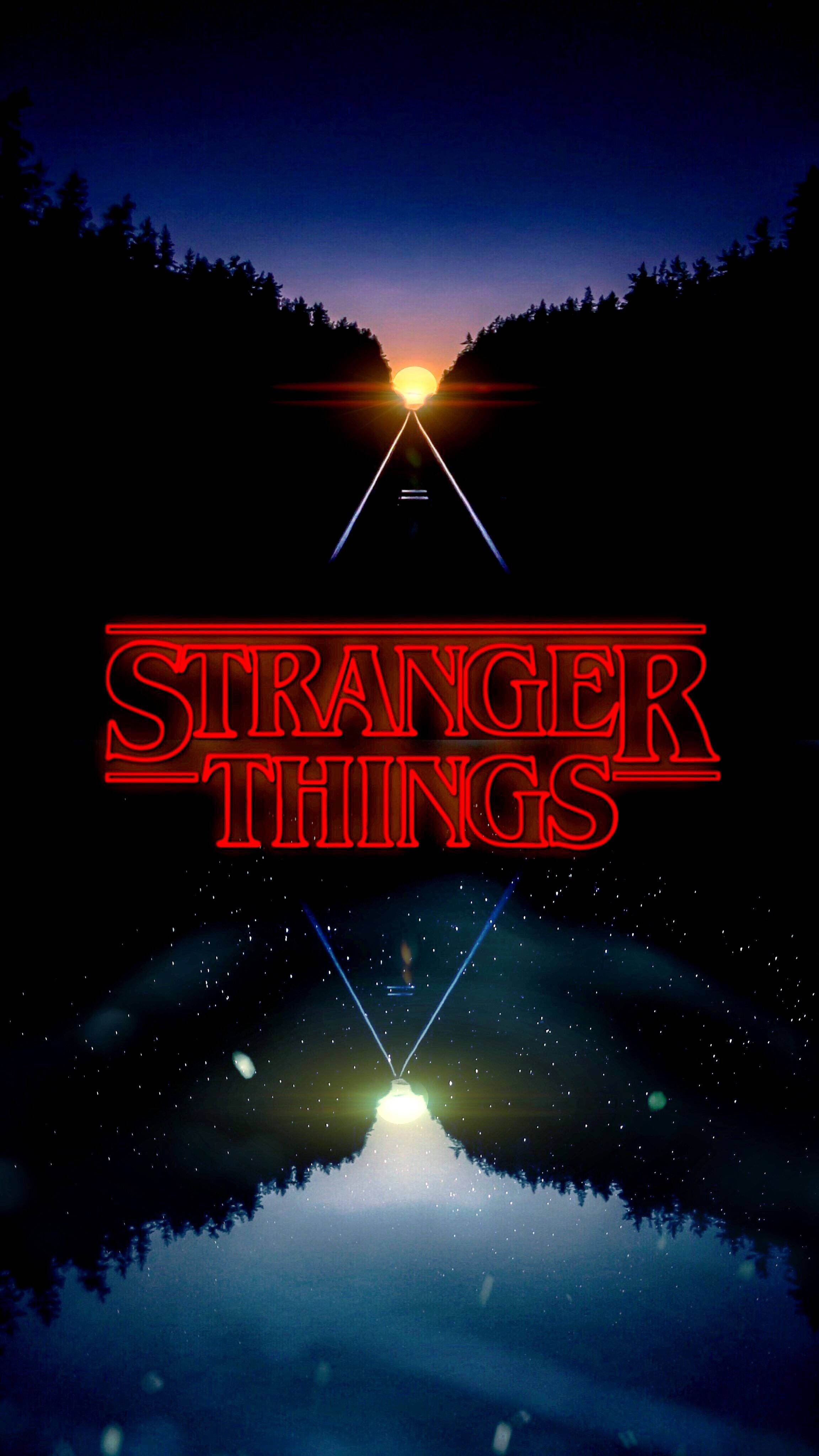 Сладък Stranger Things силует в тъмна гора Тапет