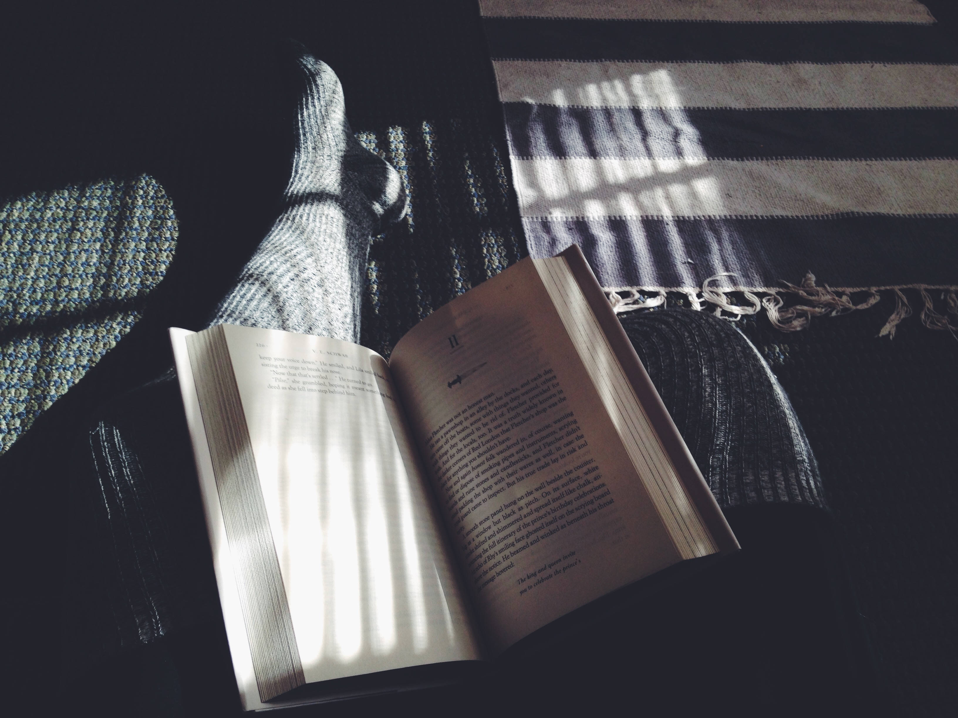 Слънчева естетика с книга Тапет