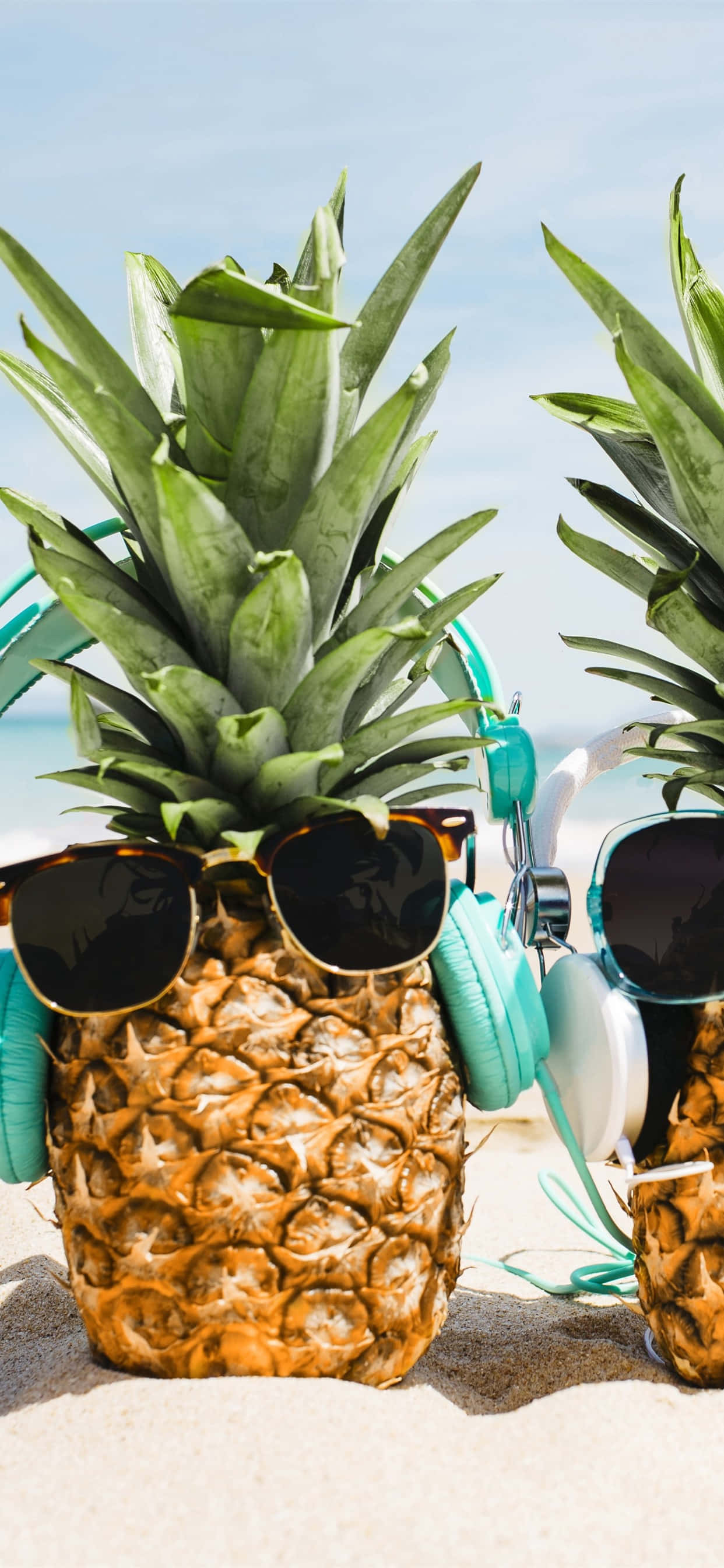 Смешна снимка на ананас със слънчеви очила на плажа Тапет