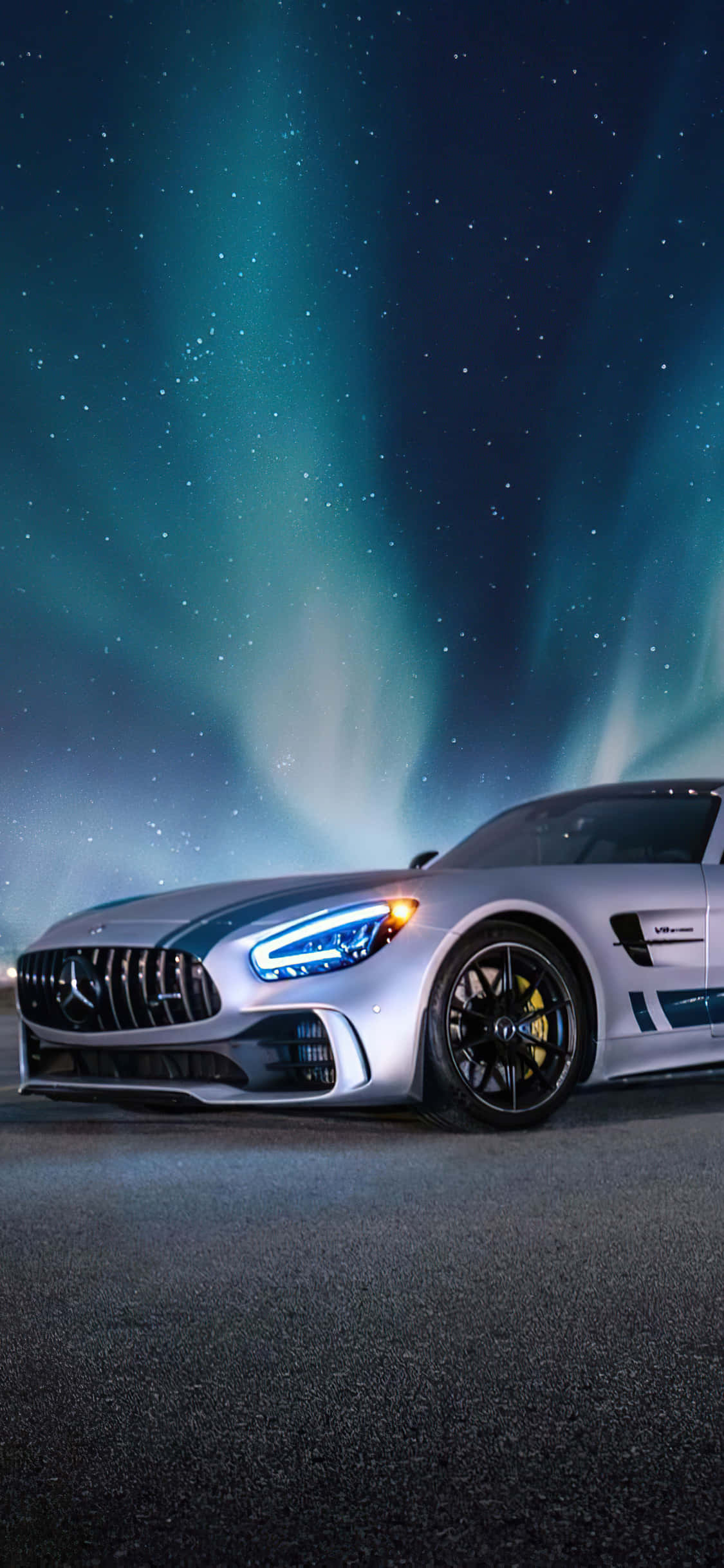 Сребрист iPhone Xs Mercedes Amg фон Северно сияние Тапет