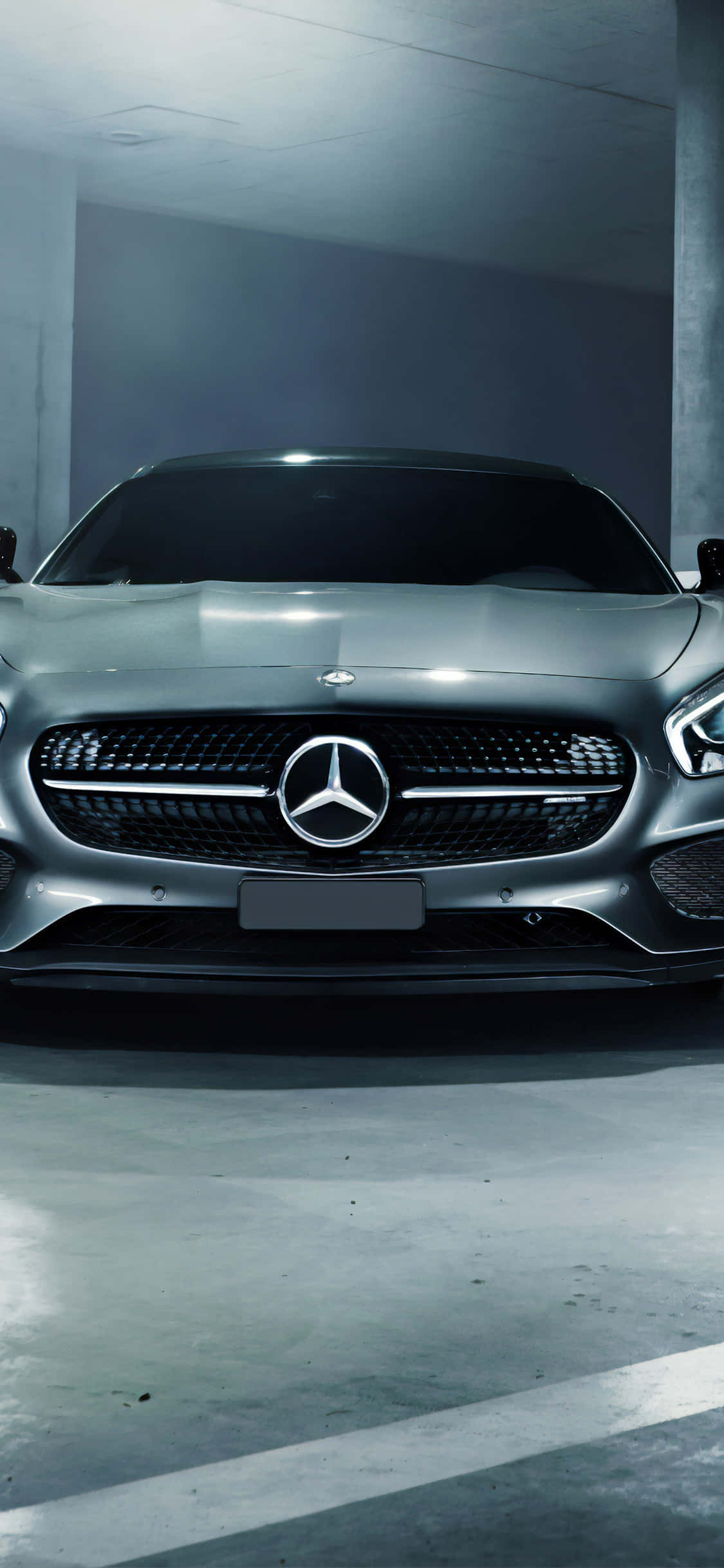 Сребрист iPhone Xs Mercedes Amg фон в паркинг Тапет