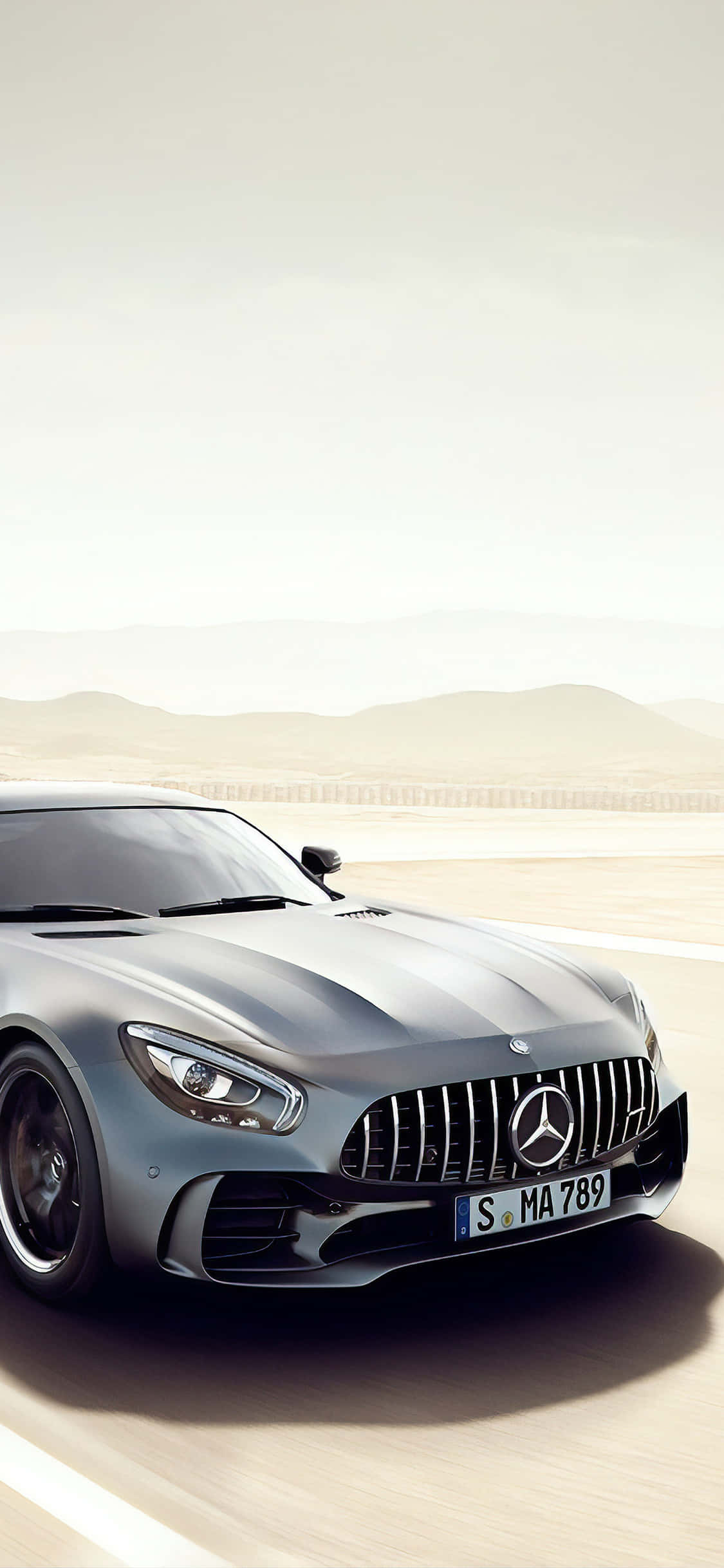 Сребрист iPhone Xs Mercedes Amg фон в пустиня Тапет
