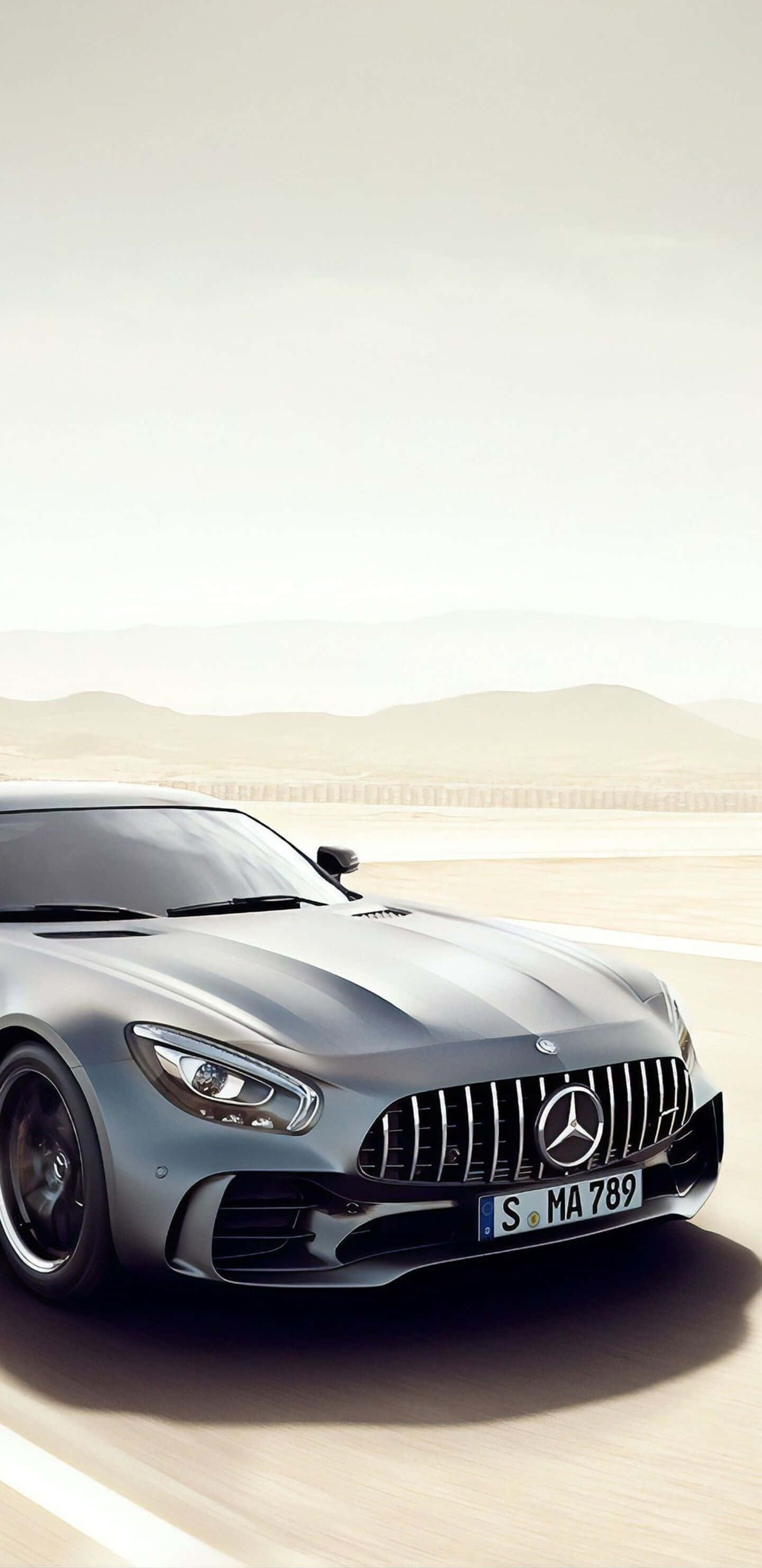 Сребрист Mercedes на пустинен път – Фон за Pixel 3XL AMG GT-R Тапет