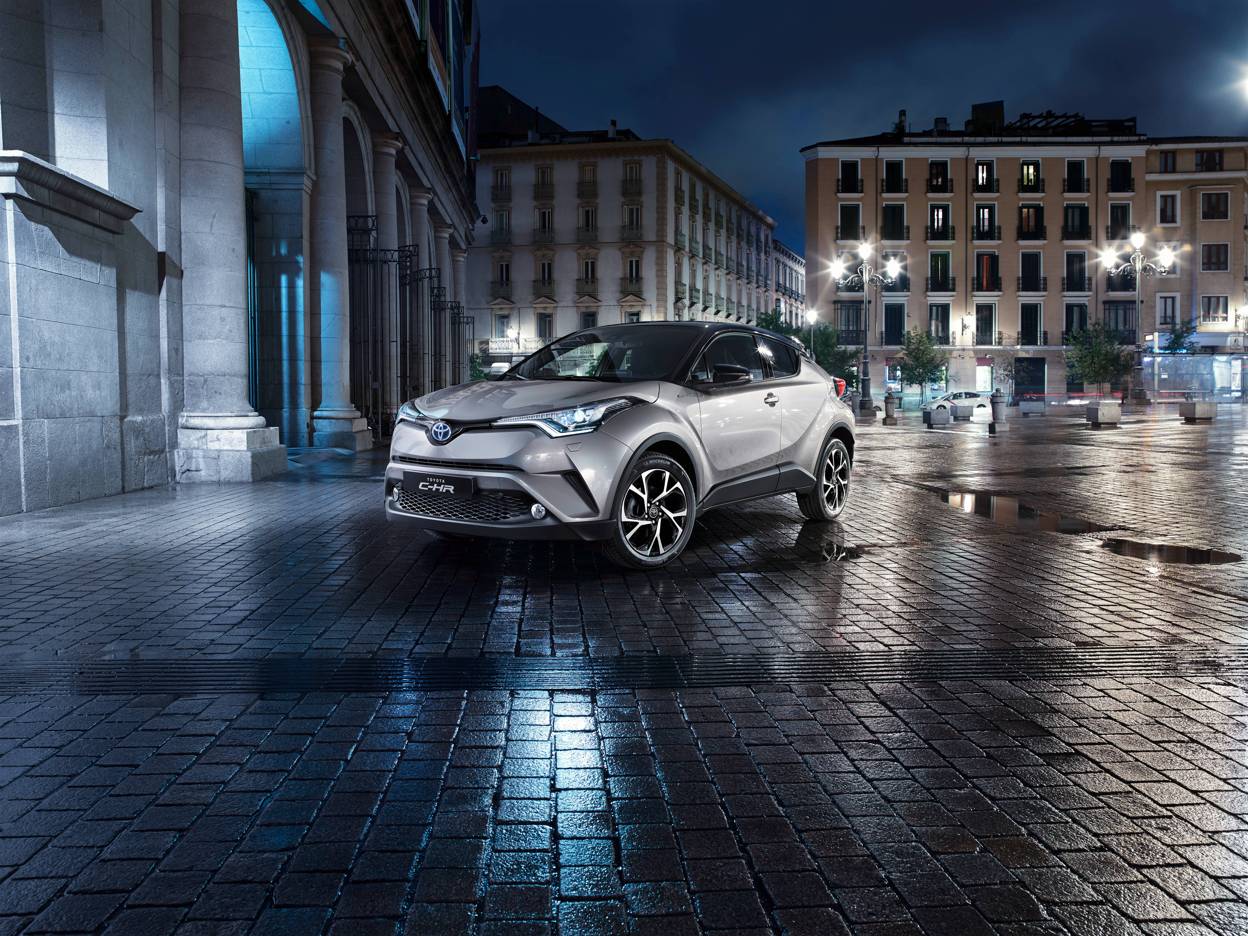 Стакaв сив модел Toyota CH-R 4K Тапет