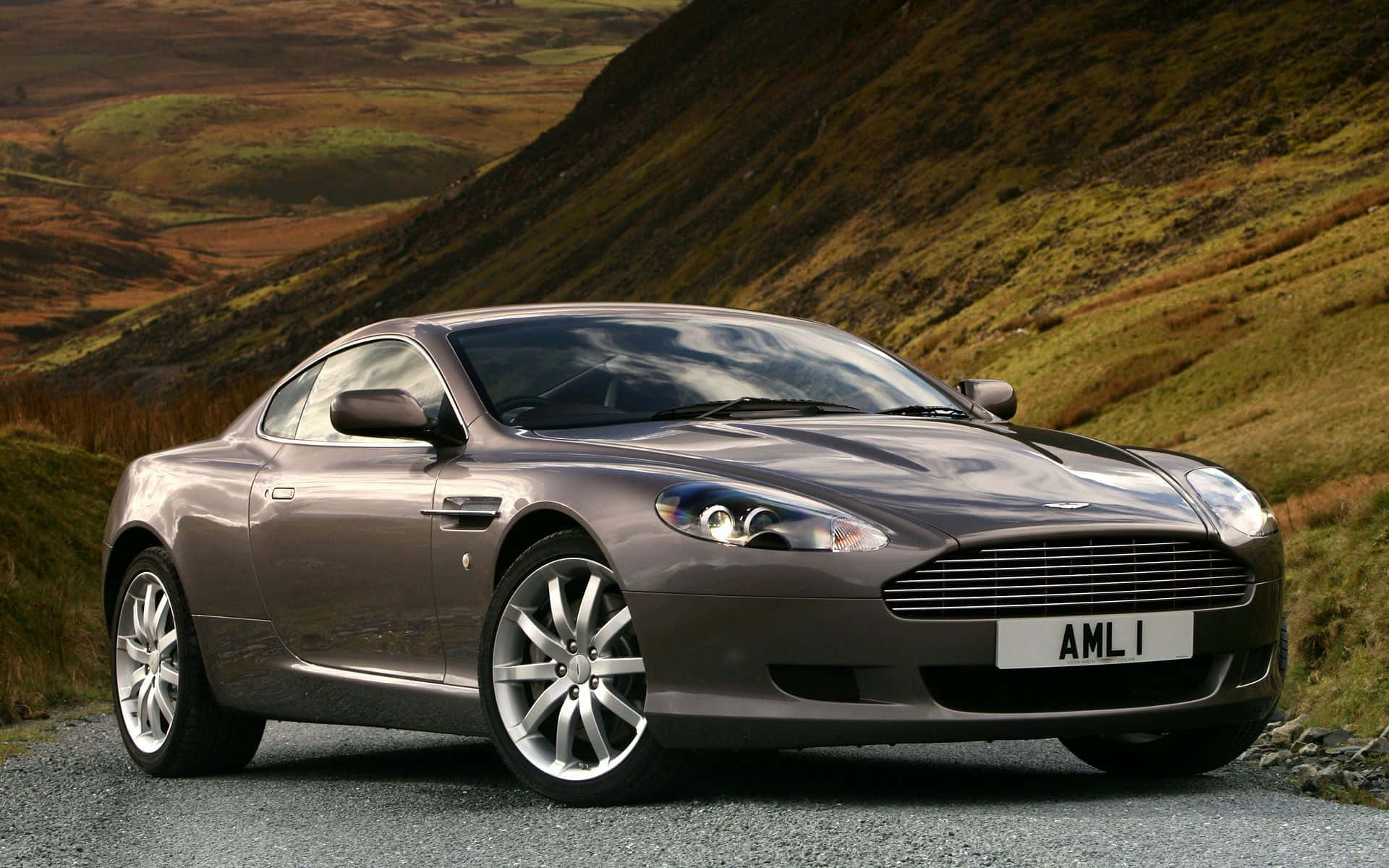 Стилен Aston Martin DB9 на отворен път Тапет
