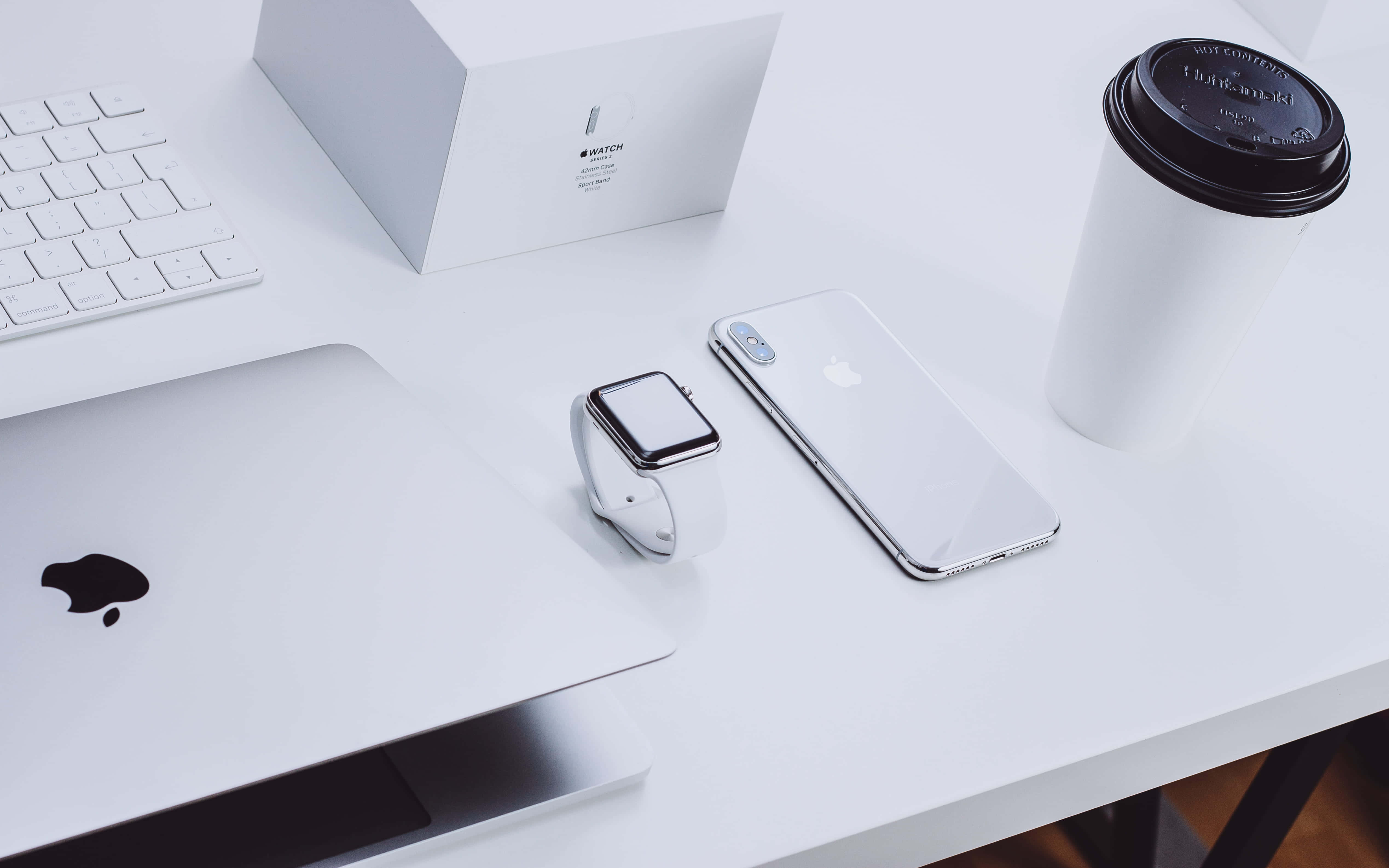 Стилен Macbook с красива градска естетика Тапет