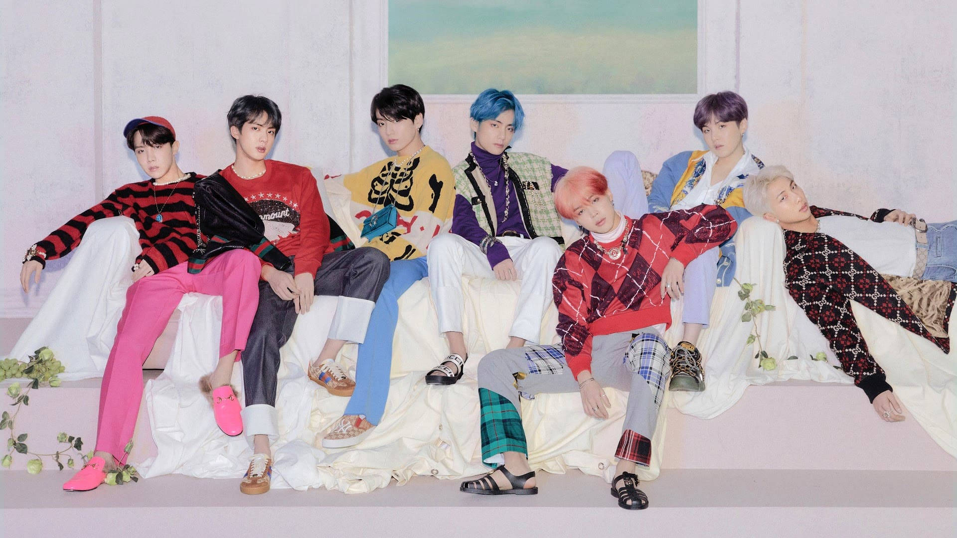 Тапет за десктоп с BTS на бял диван Тапет