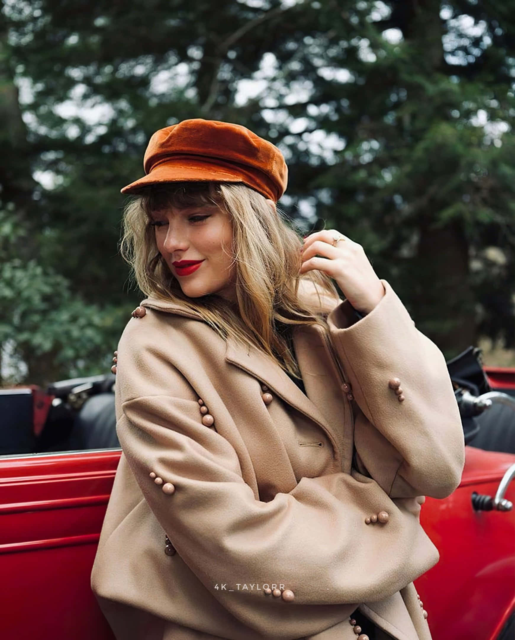 Тейлър пред червен кабриолет в Red Taylors Version Тапет